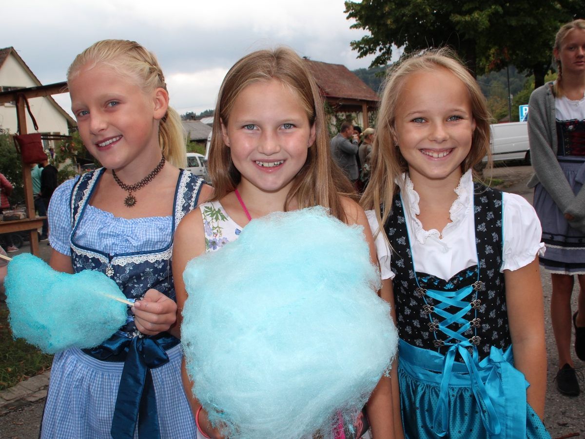 Lara Maria, Elisa und Alina genossen die Zuckerwatte.