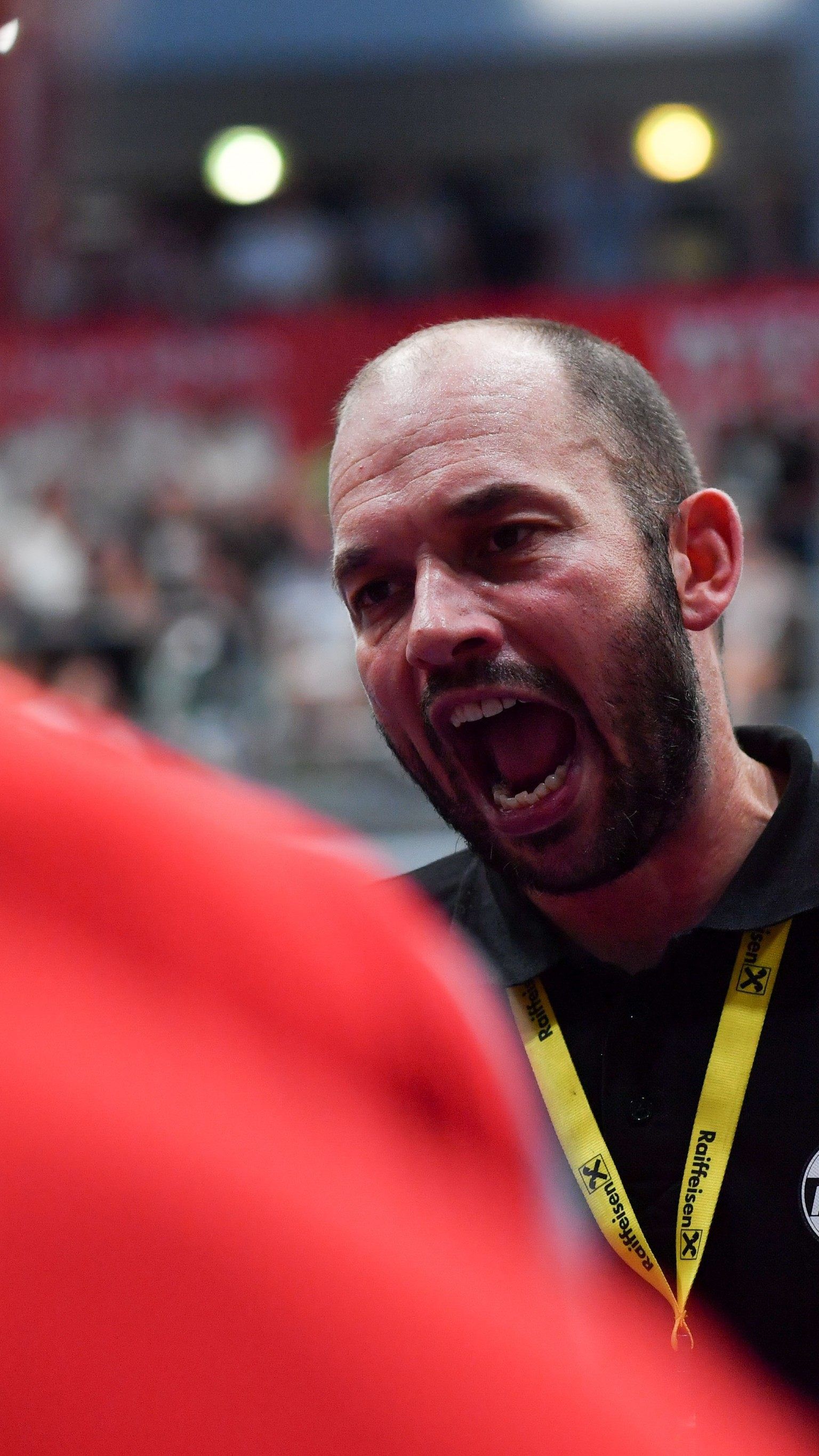 Klaus Gärtner schwört seine Truppe zum Ligaauftakt ein.