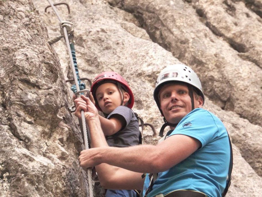 Auf dem Klettersteig unterstützten die Papas ihre Schützlinge. Auf dem Klettersteig unterstützten die Papas ihre Schützlinge.