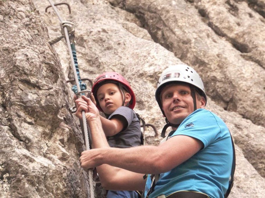 Auf dem Klettersteig unterstützten die Papas ihre Schützlinge.