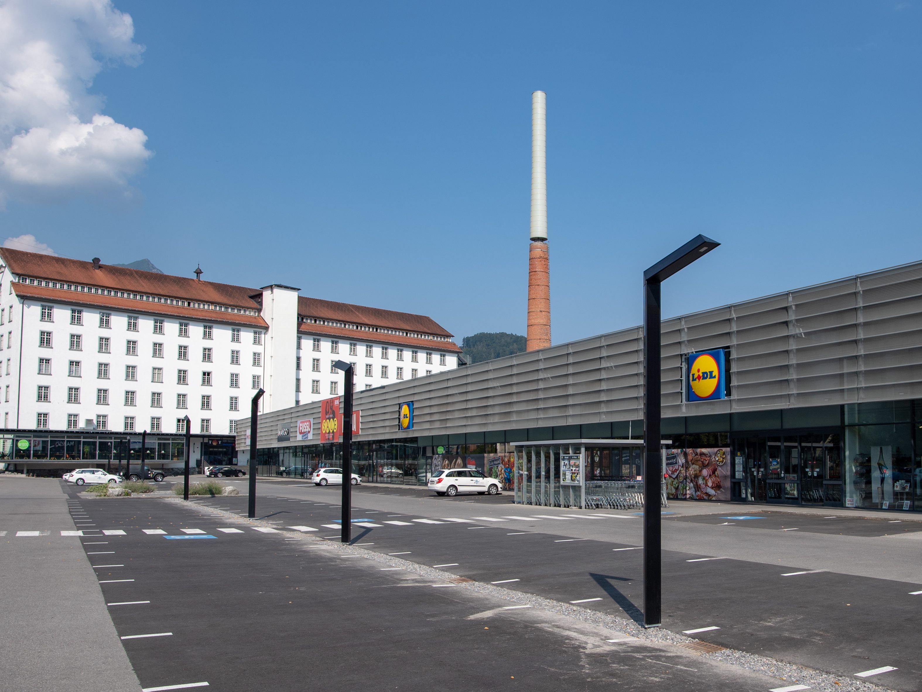 Acht LEDIVA-Leuchten von LEDON werten mit ihrem markant dreieckigen Profil den Parkplatz des Fachmarktzentrums Lünersee Park auch optisch auf. Acht LEDIVA-Leuchten von LEDON werten mit ihrem markant dreieckigen Profil den Parkplatz des Fachmarktzentrums Lünersee Park auch optisch auf.