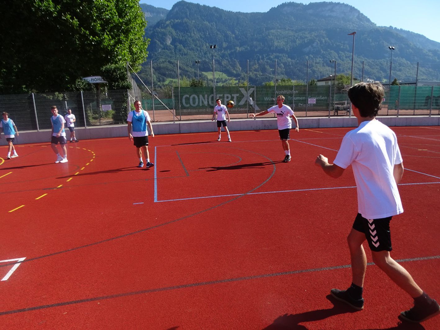 Das Kleinspielfeld kann auch für Handball genutzt werden. Das Kleinspielfeld kann auch für Handball genutzt werden.