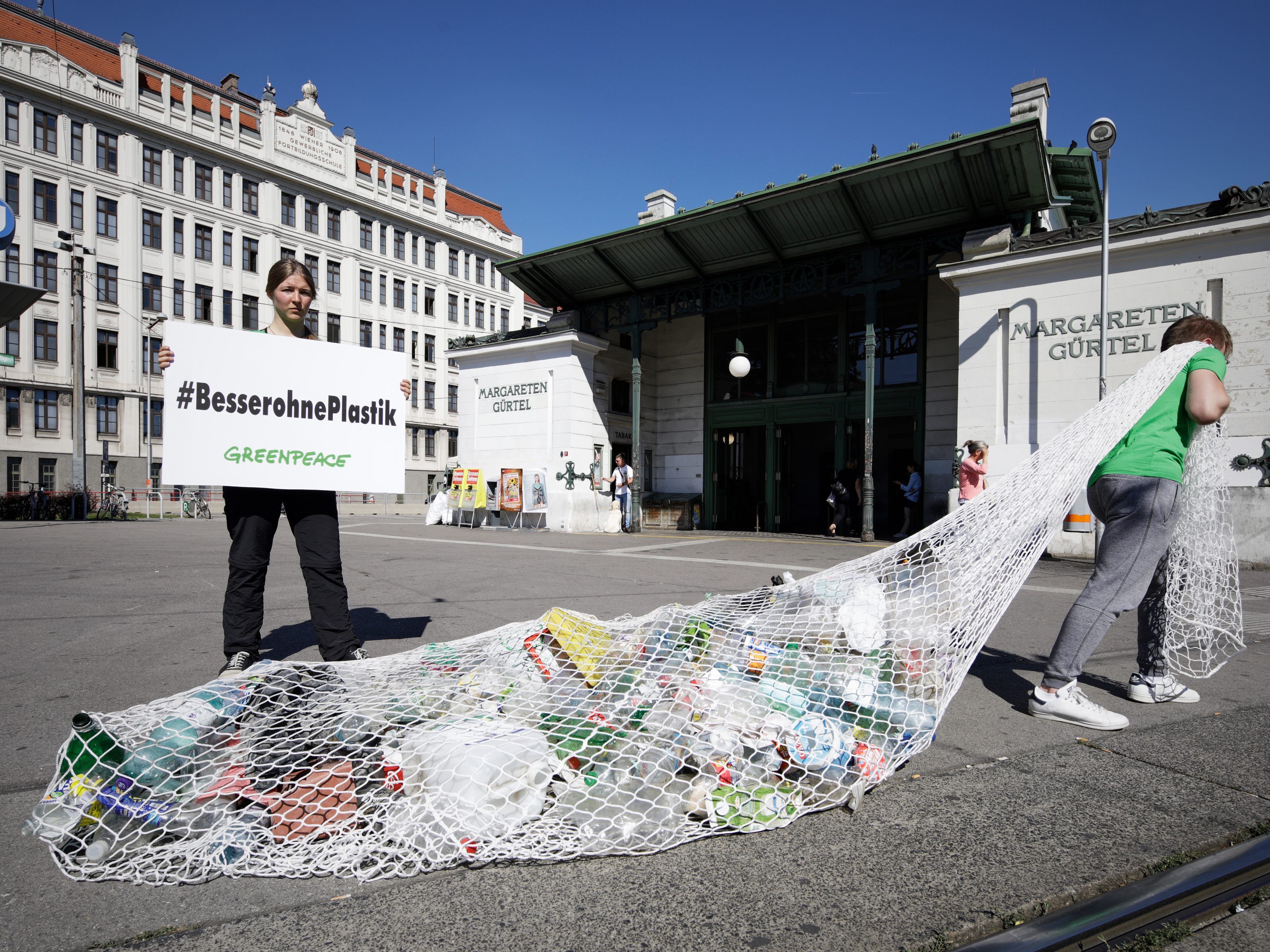 Große Aufräumaktion von Greenpeace und den Wiener Linien in Wien.