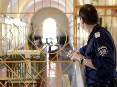 Die 31-jährige Lebensgefährtin der in einem Wiener Hotelzimmer erdrosselten Frau befindet sich in U-Haft. Die 31-jährige Lebensgefährtin der in einem Wiener Hotelzimmer erdrosselten Frau befindet sich in U-Haft.