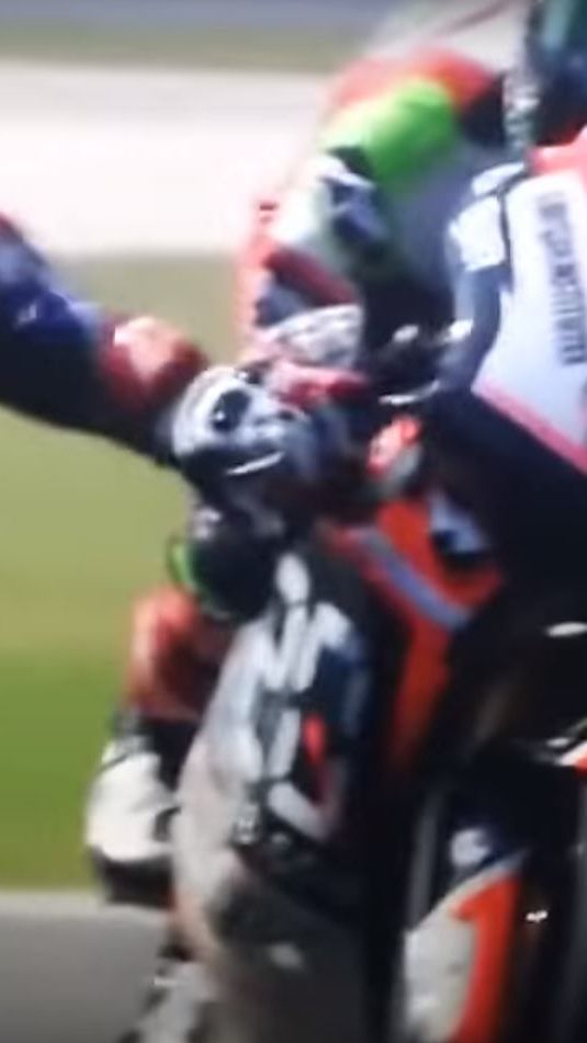 Bei 230 km/h dem Gegner an die Bremse greifen - Der Ausraster von Marco Fenati.