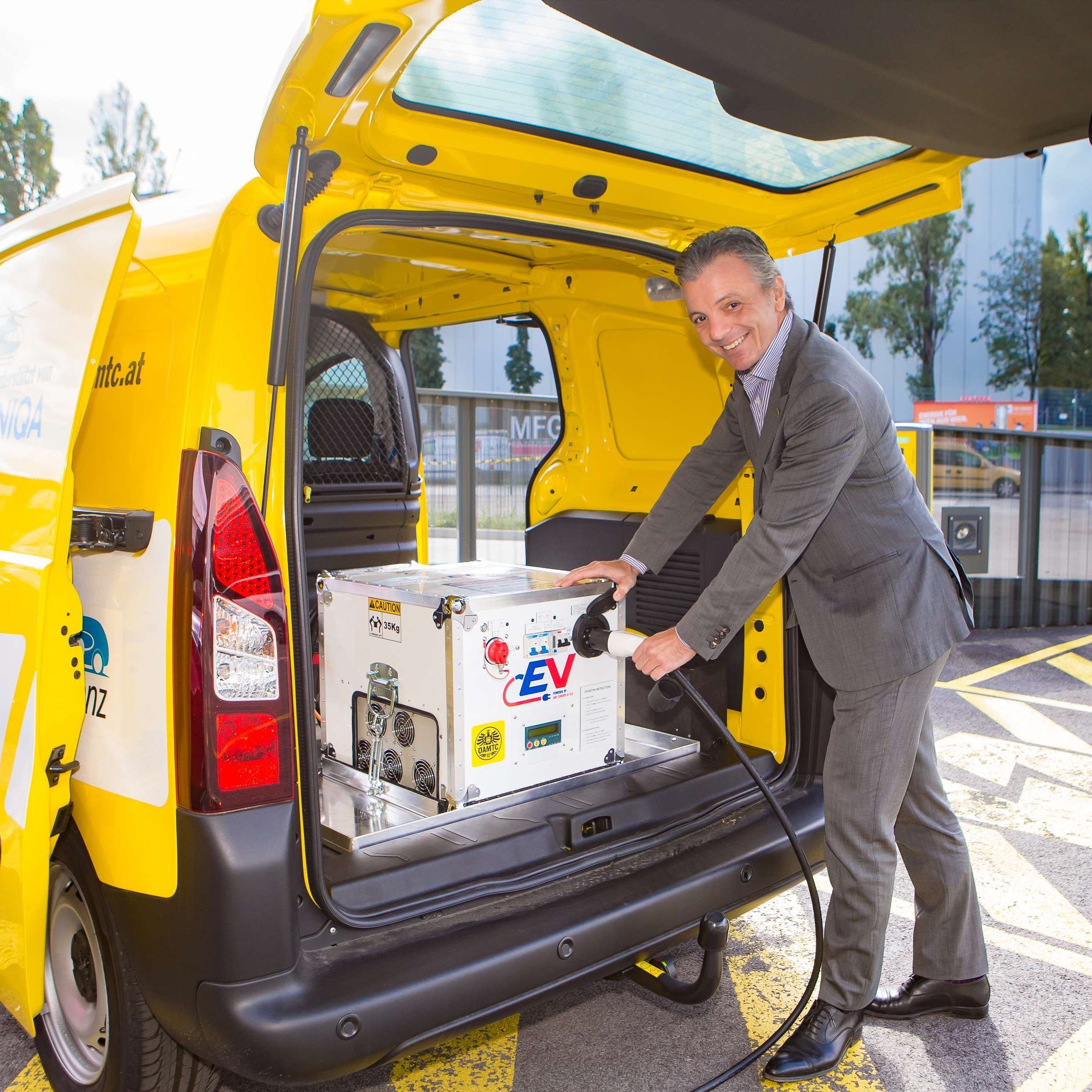 Mit einer Powerbank-Ladung kommen E-Autos etwa 12 Kilometer weit.