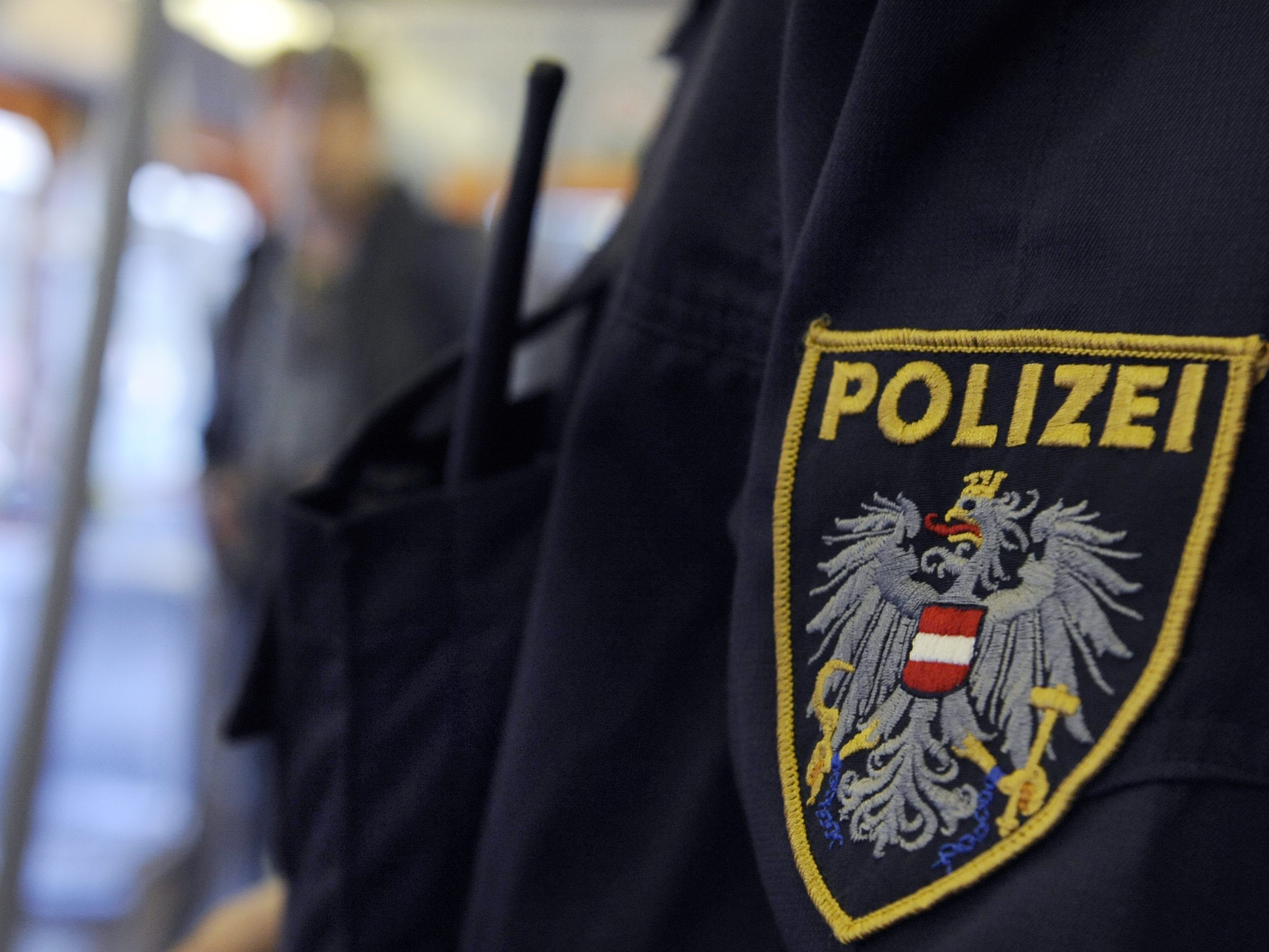 Die Polizei fahndet weiterhin nach einer Frau. Die Polizei fahndet weiterhin nach einer Frau.