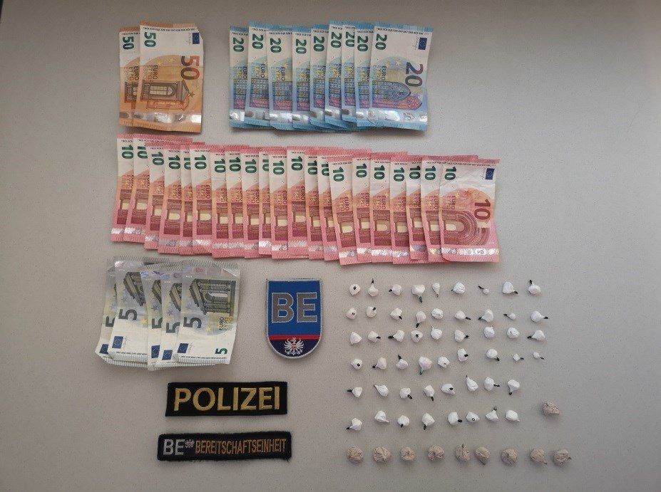 Polizei Drogen und Geld Polizei Drogen und Geld