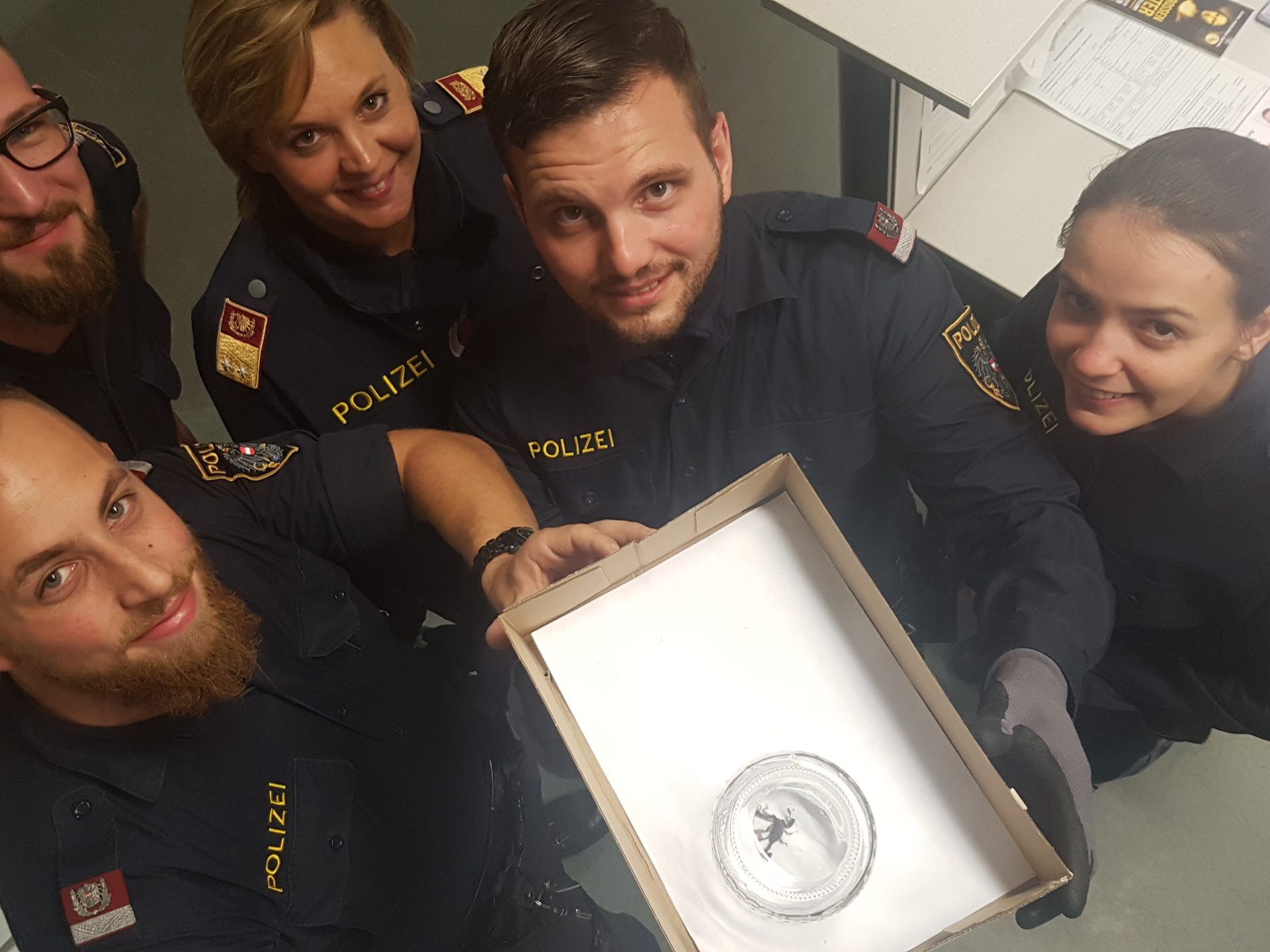 Die Polizeibeamten machten noch ein Selfie mit dem Skorpion.