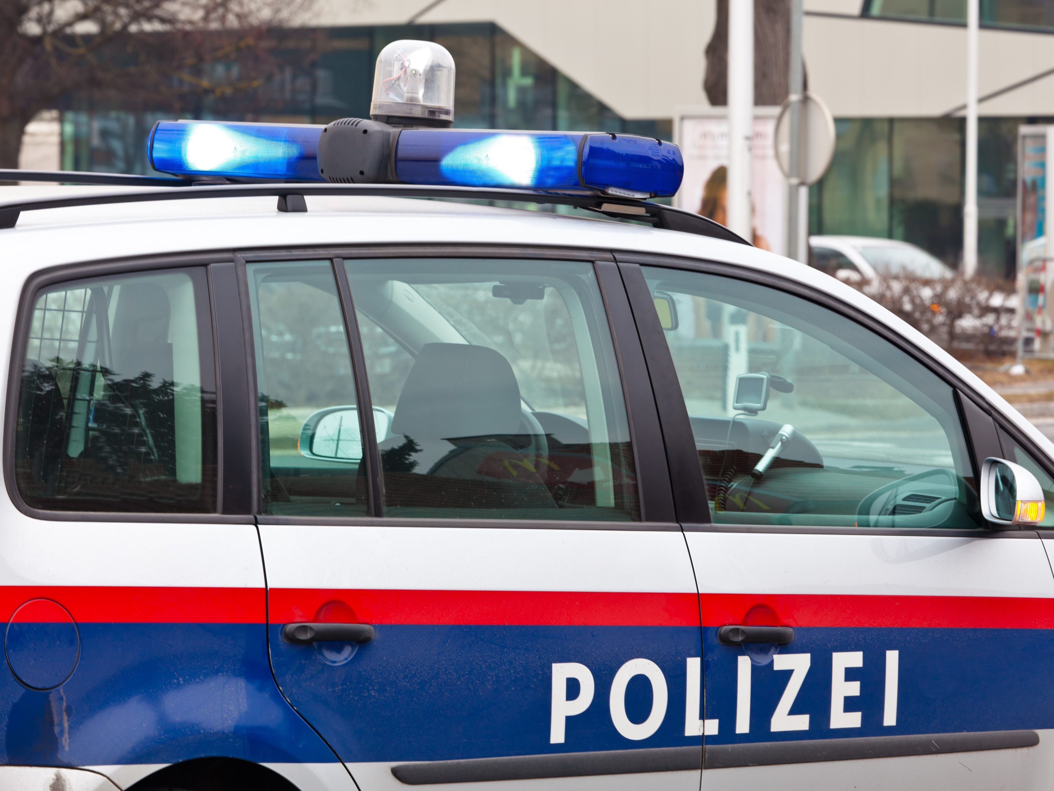 Die Polizei musste Verstärkung rufen, um den Streit zwischen den Männern zu schlichten. Die Polizei musste Verstärkung rufen, um den Streit zwischen den Männern zu schlichten.