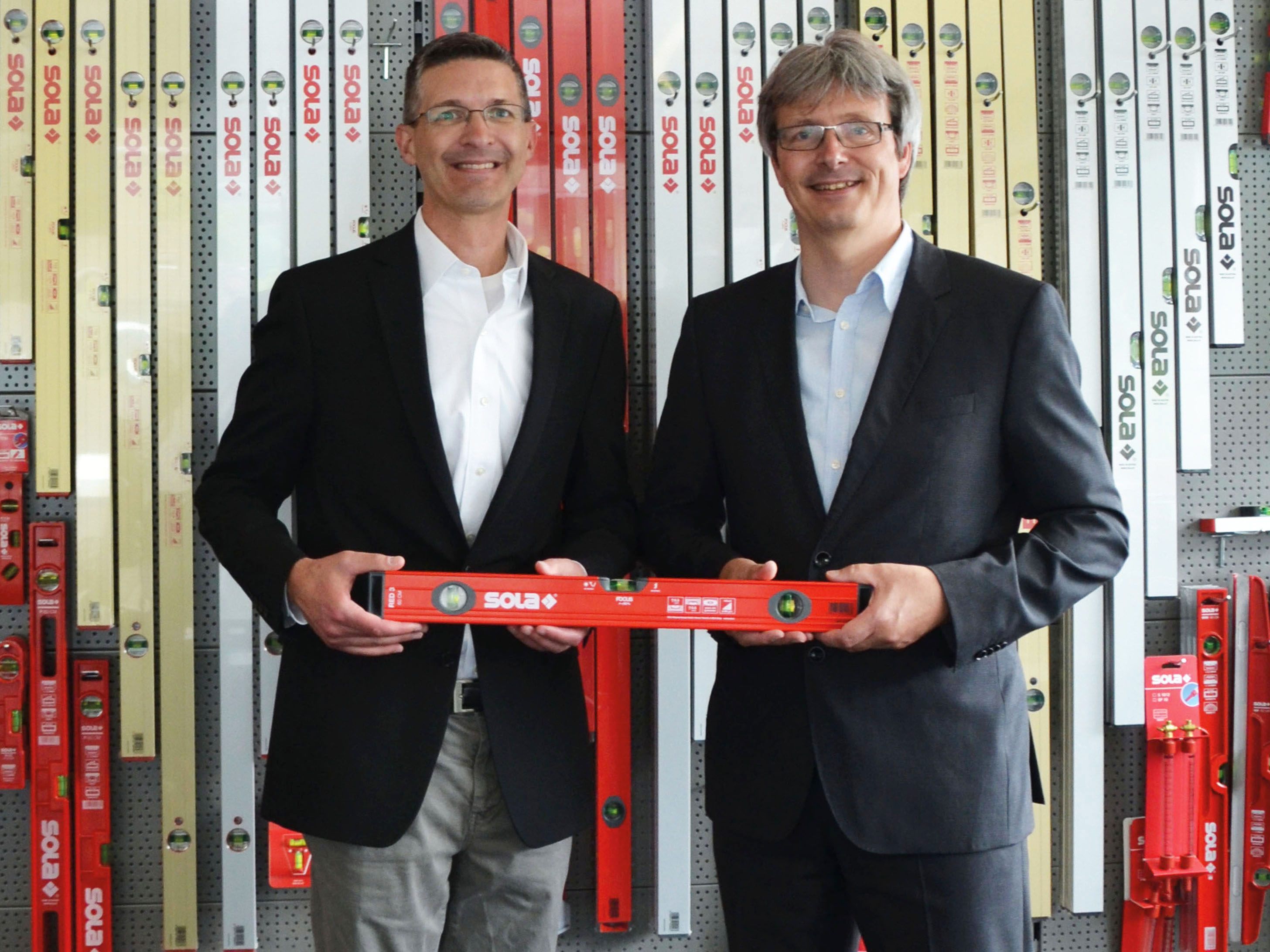 Aaron Nosek (li.), Geschäftsführer der Keson LLC, und Mag. Wolfgang Scheyer (re.), Geschäftsführer der SOLA-Messwerkzeuge GmbH, präsentieren die neuen Wasserwaagen-Modelle für Nordamerika. Aaron Nosek (li.), Geschäftsführer der Keson LLC, und Mag. Wolfgang Scheyer (re.), Geschäftsführer der SOLA-Messwerkzeuge GmbH, präsentieren die neuen Wasserwaagen-Modelle für Nordamerika.