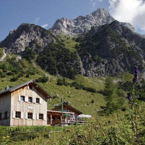 Die Sarotlahütte liegt auf 1.645 Metern Höhe.