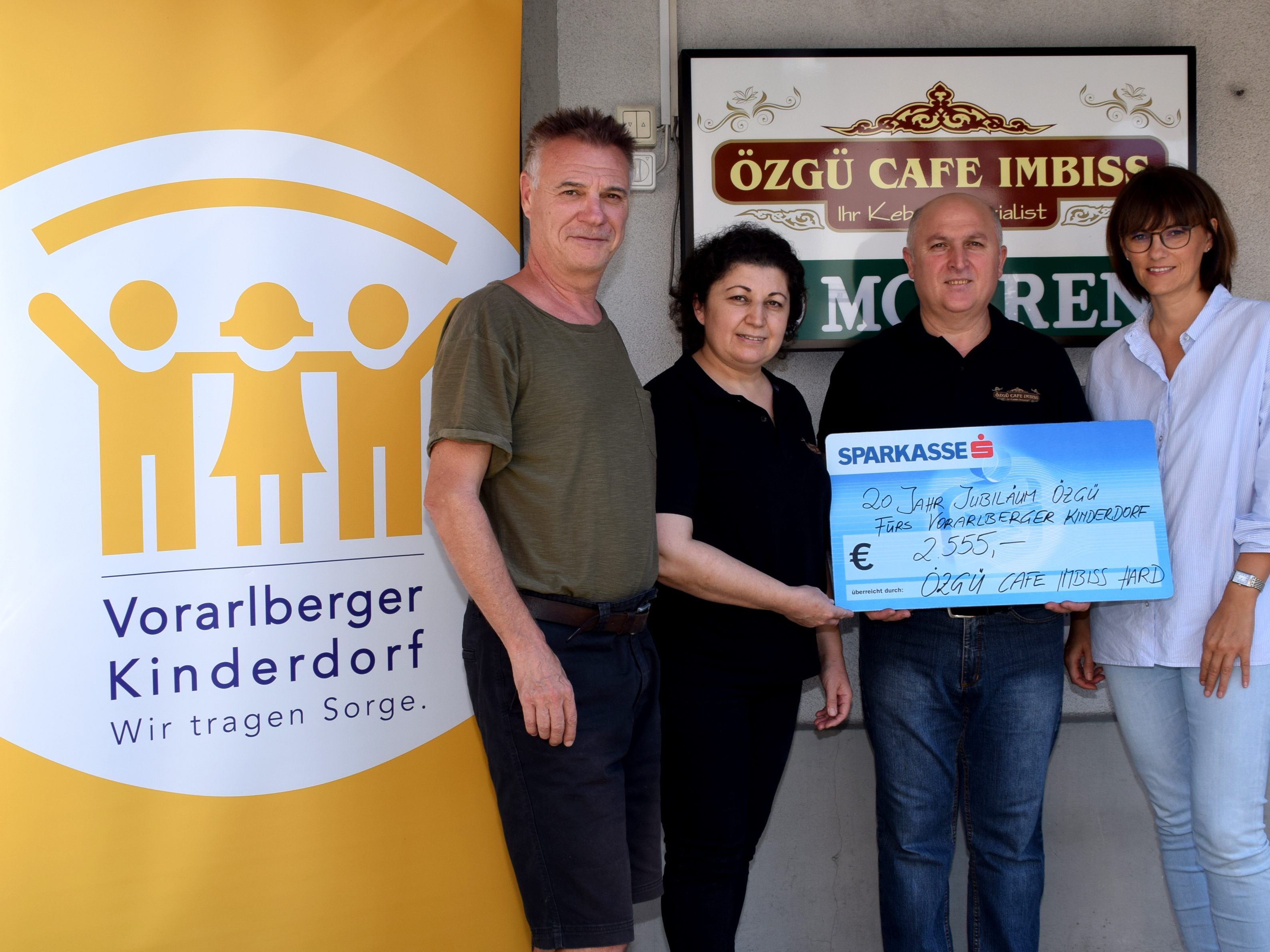 Künstler Gerd Menia, das Ehepaar Saskin und Judith Hagen-Gruber vom Vorarlberger Kinderdorf bei der Scheckübergabe. Künstler Gerd Menia, das Ehepaar Saskin und Judith Hagen-Gruber vom Vorarlberger Kinderdorf bei der Scheckübergabe.