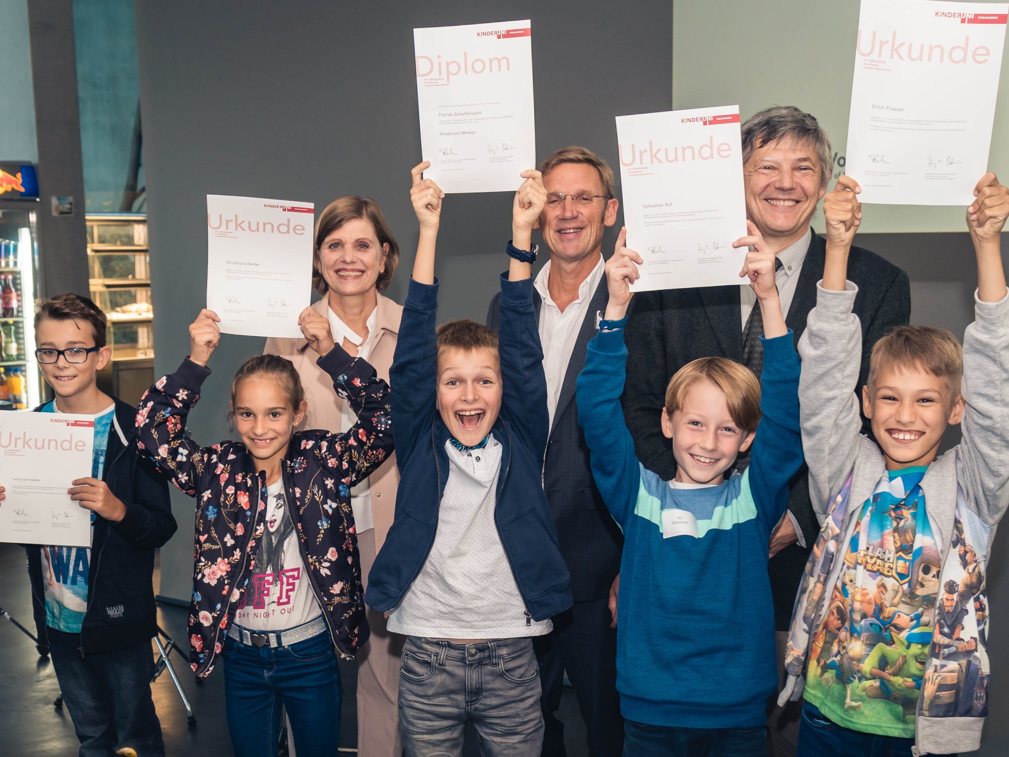 74 Kinder haben sich ein Diplom der Kinderuni Vorarlberg verdient. 74 Kinder haben sich ein Diplom der Kinderuni Vorarlberg verdient.