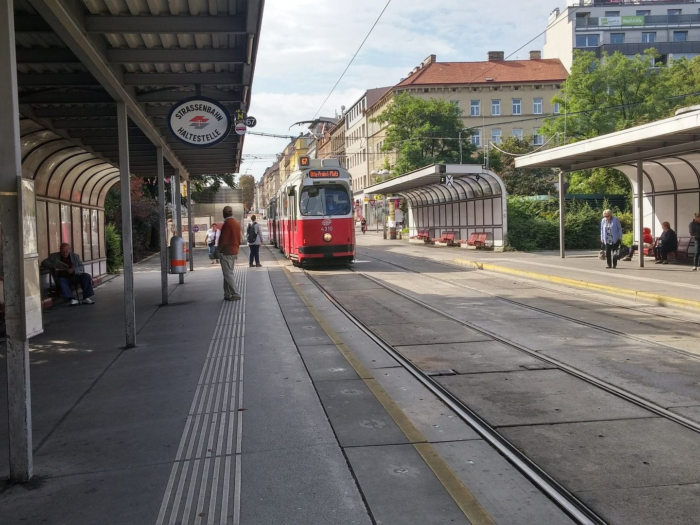 Donnerstagabend wurde ein Mann zwischen den Wagons einer Bim eingeklemmt und dabei schwer verletzt. Donnerstagabend wurde ein Mann zwischen den Wagons einer Bim eingeklemmt und dabei schwer verletzt.