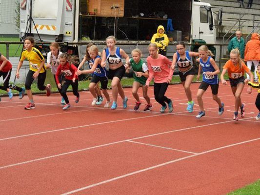 Start zum 800m-Lauf der Klasse WU12