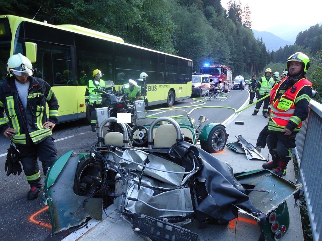 Ein Autofahrerin kam auf der Silbertalstraße in den Gegenverkehr. Ein Autofahrerin kam auf der Silbertalstraße in den Gegenverkehr.