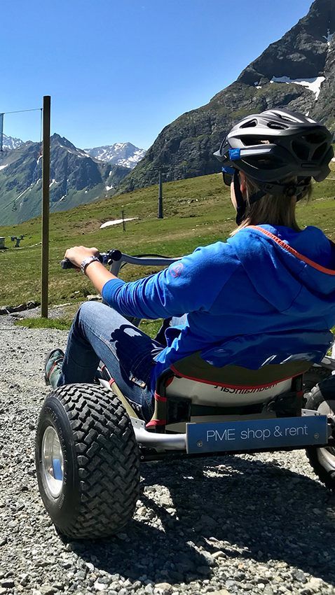 Wie die Gargellner Bergbahnen mit dem Mountaincart-Fahrspaß bieten inzwischen viele Bergbahnen im Sommer besondere Aktivitäten und Erlebnisse an.