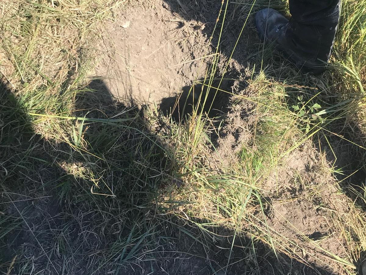 Ein rund 50cm tiefes Loch zeugt von der Explosion Ein rund 50cm tiefes Loch zeugt von der Explosion