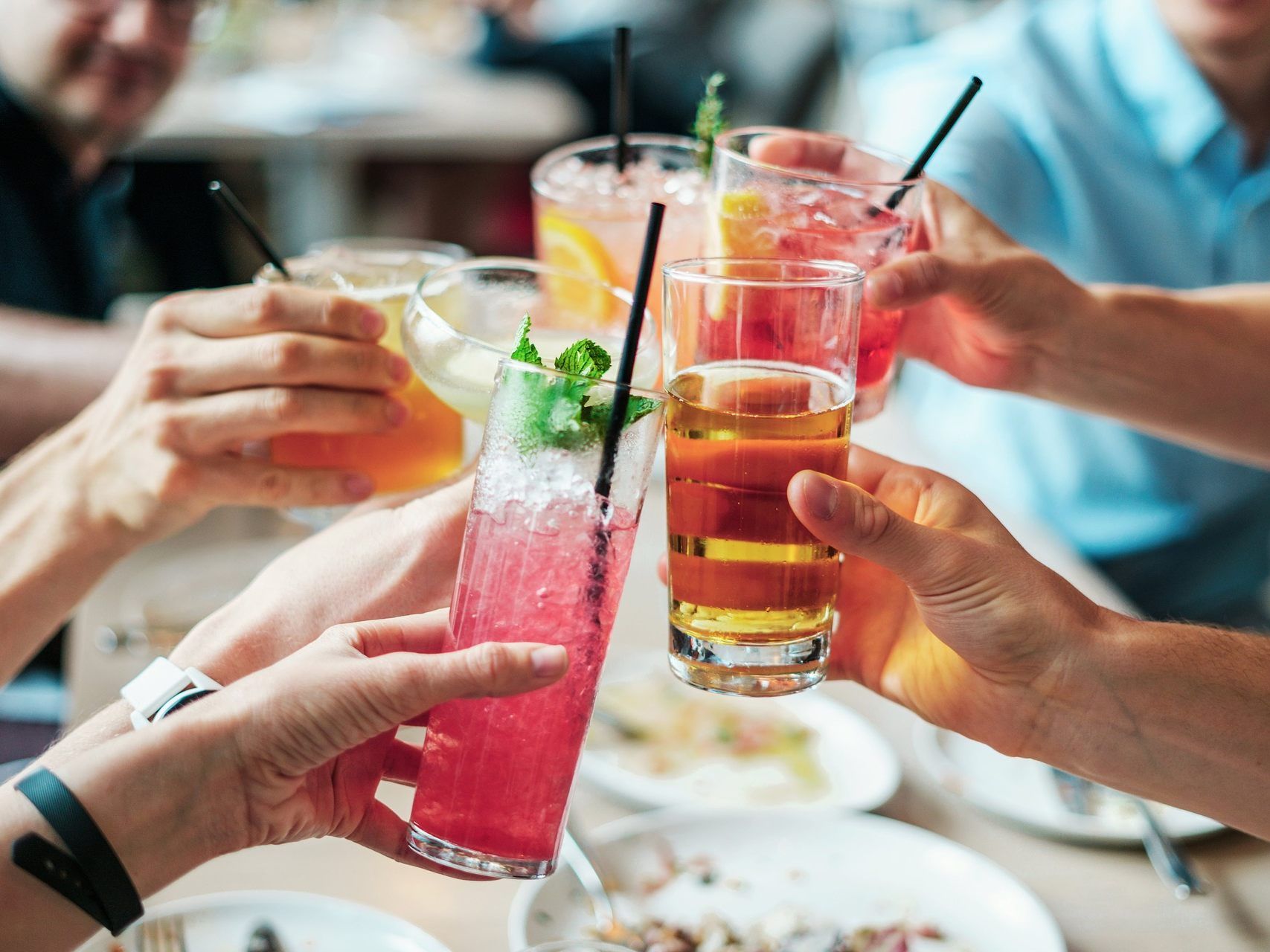 Auch Frauen finden zunehmend Gefallen am Alkohol.