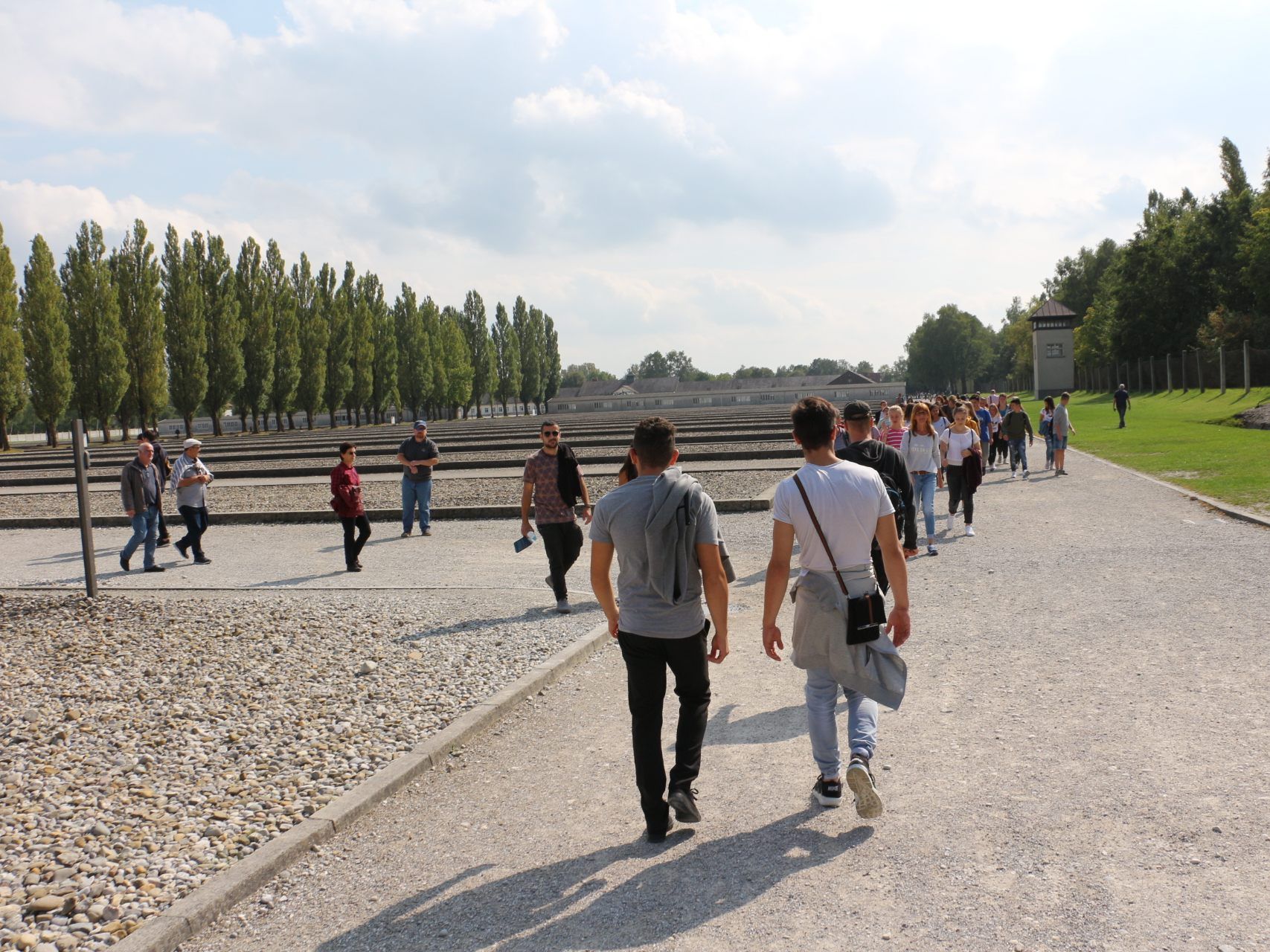 Beim zweieinhalbstündigen Rundgang im weitläufigen Gelände der KZ-Gedenkstätte Dachau wurden viele Fragen beantwortet und neue gestellt. Beim zweieinhalbstündigen Rundgang im weitläufigen Gelände der KZ-Gedenkstätte Dachau wurden viele Fragen beantwortet und neue gestellt.