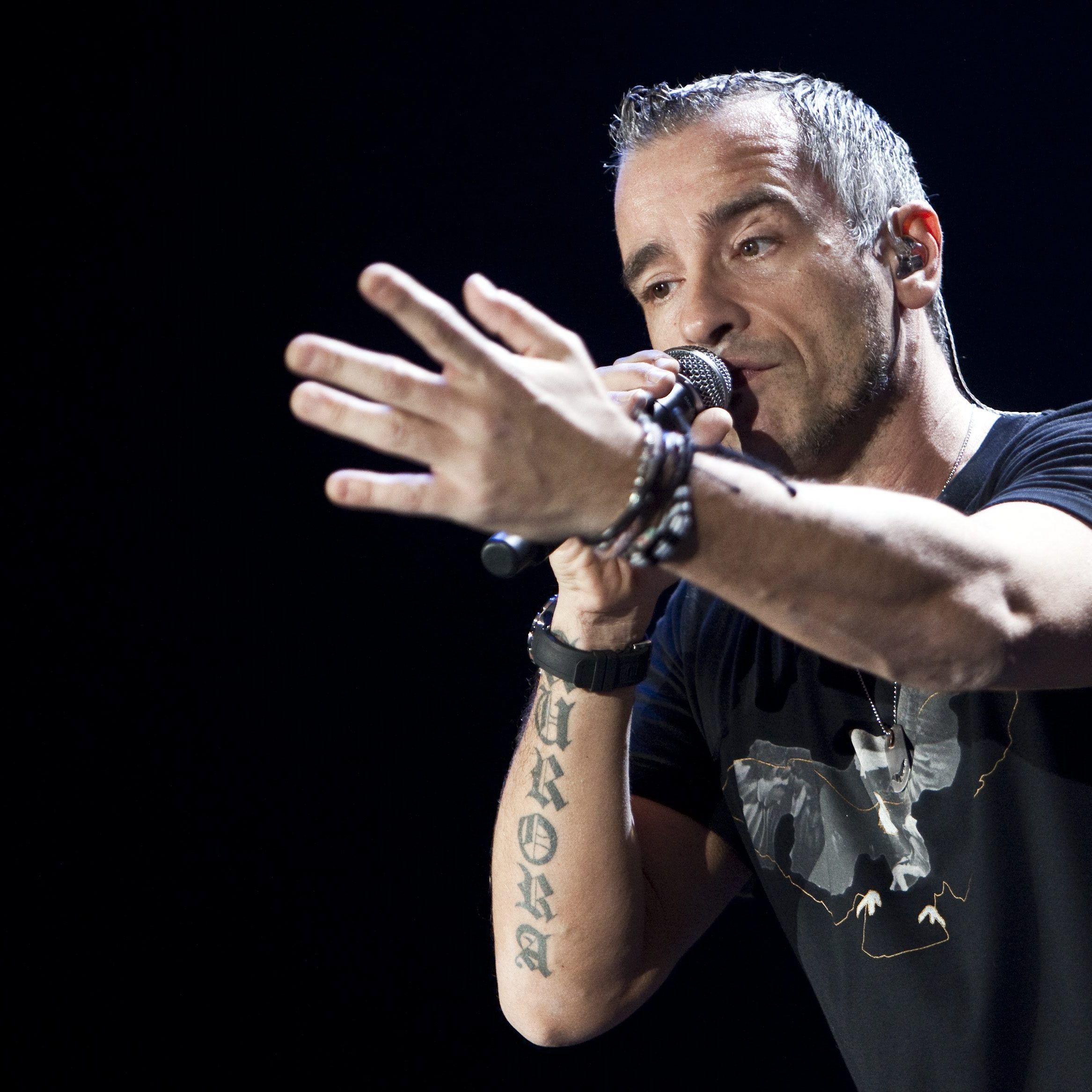 Eros Ramazotti kündigt ein neuen Album und ein Konzert in Wien an.