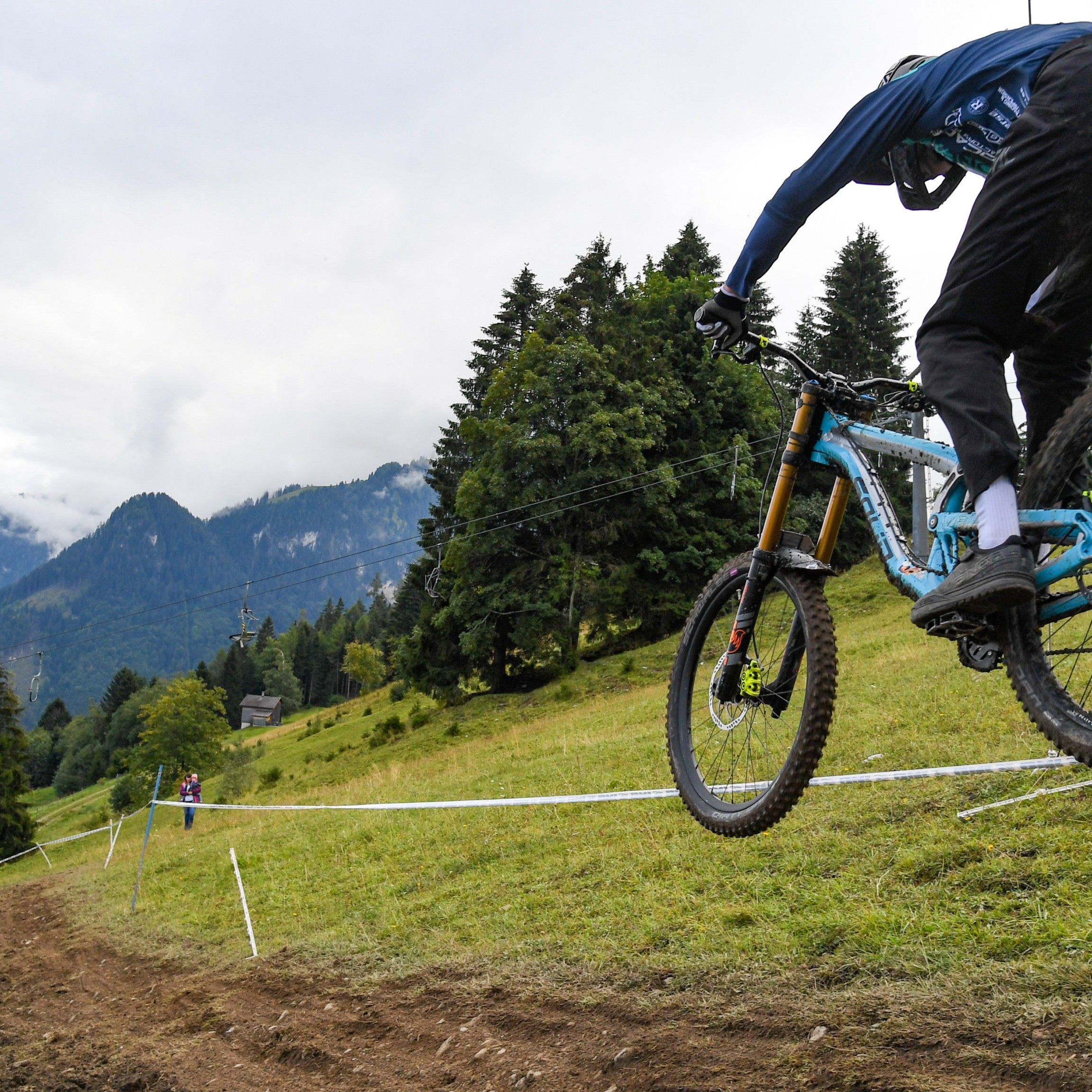 In Bürserberg stürzten sich wieder zahlreiche Mutige auf der Downhill-Strecke in Richtung Ziel.