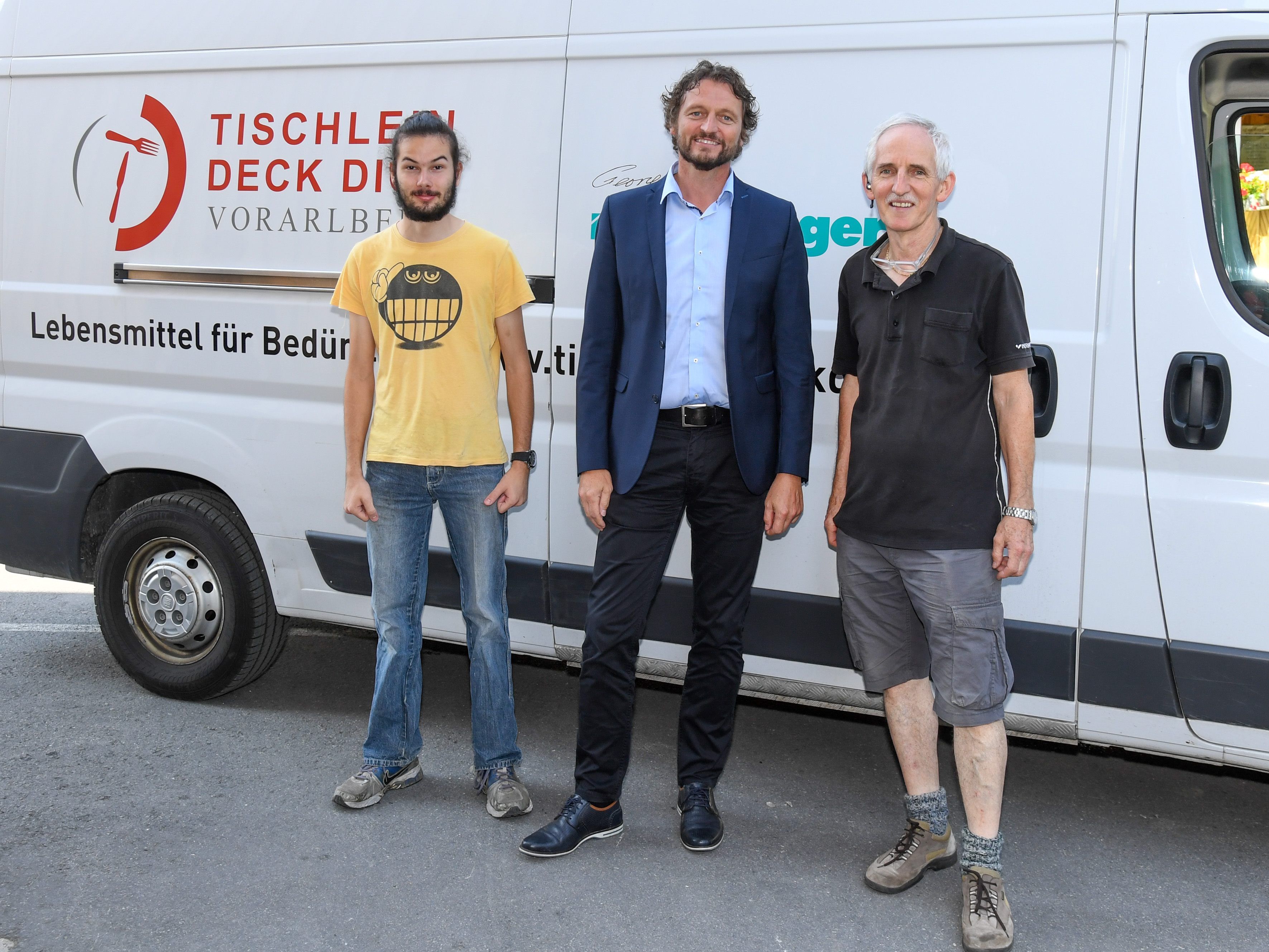 Die Kosten für Zivi Sebastian (links) übernimmt Mositech-Geschäftsführer Christof Moosbrugger (Mitte), was „Tischlein Deck Dich“-Gründer Elmar Stüttler sehr freut. Die Kosten für Zivi Sebastian (links) übernimmt Mositech-Geschäftsführer Christof Moosbrugger (Mitte), was „Tischlein Deck Dich“-Gründer Elmar Stüttler sehr freut.