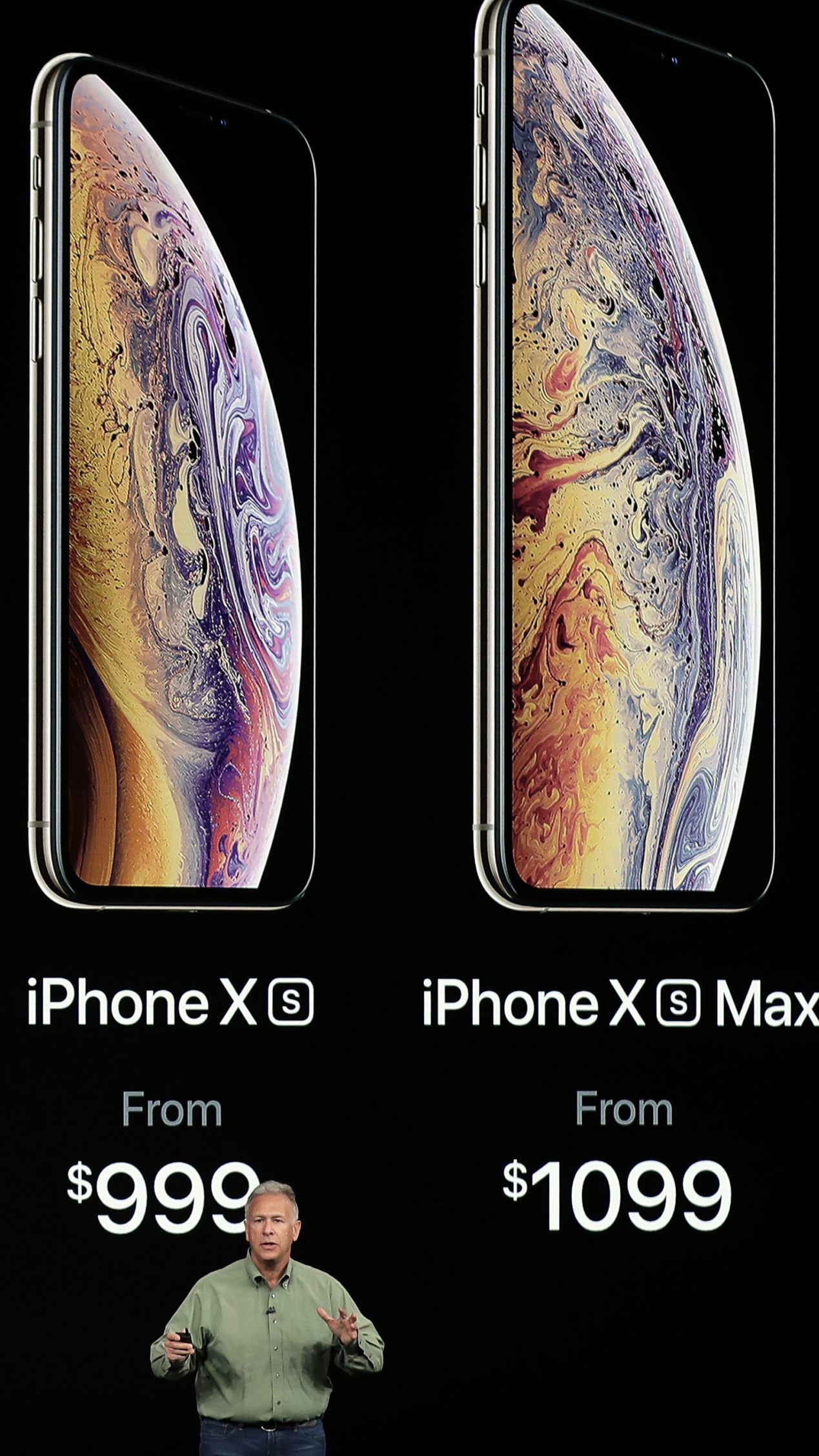 Phil Schiller präsentiert auf der Keynote 2018 die "Ab"-Preise der iPhones im Angebot von Apple.