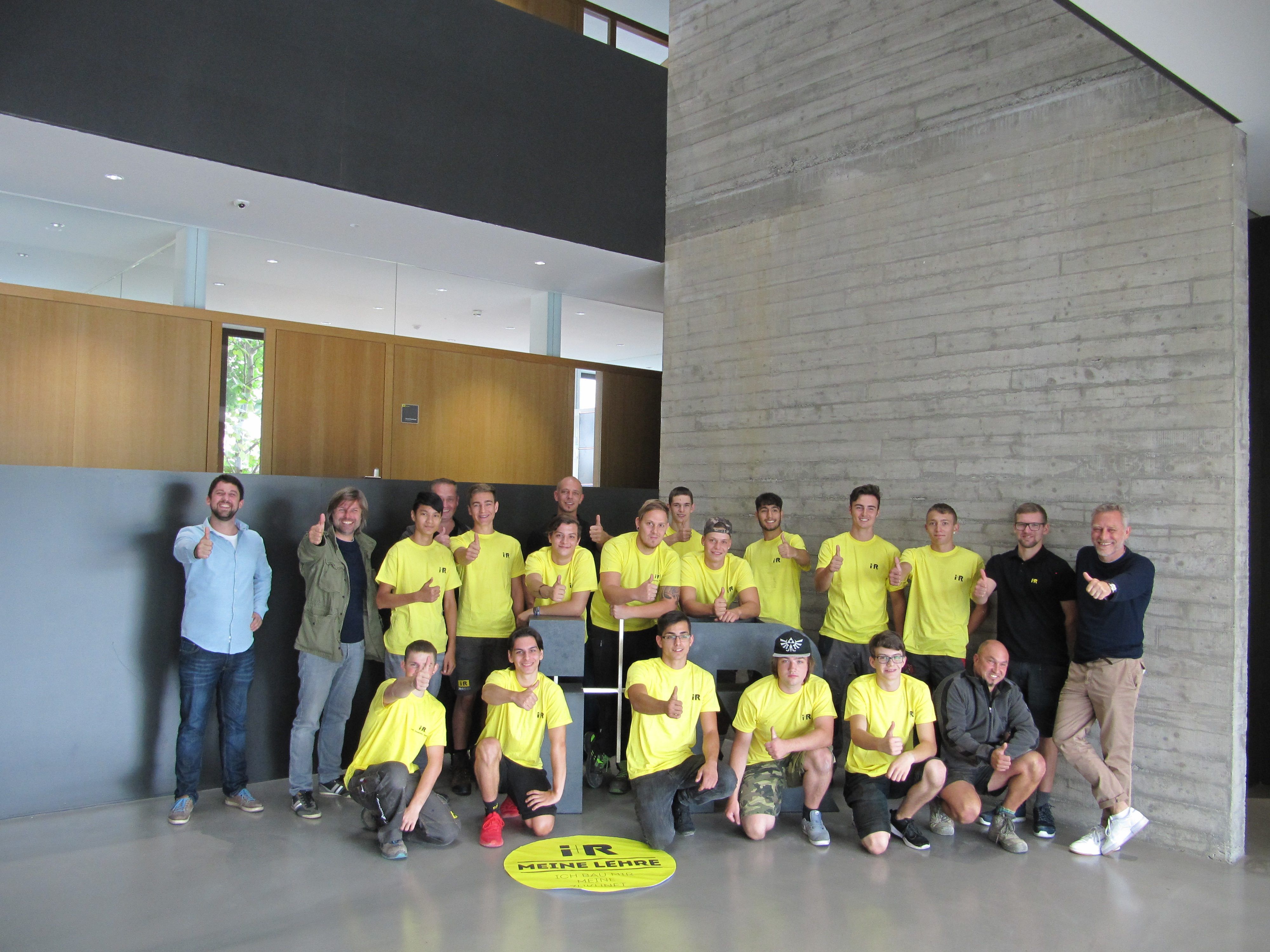 19 Lehrlinge starten in den i+R Unternehmen Bau, Holzbau und Fensterbau ihre Ausbildungen. 19 Lehrlinge starten in den i+R Unternehmen Bau, Holzbau und Fensterbau ihre Ausbildungen.