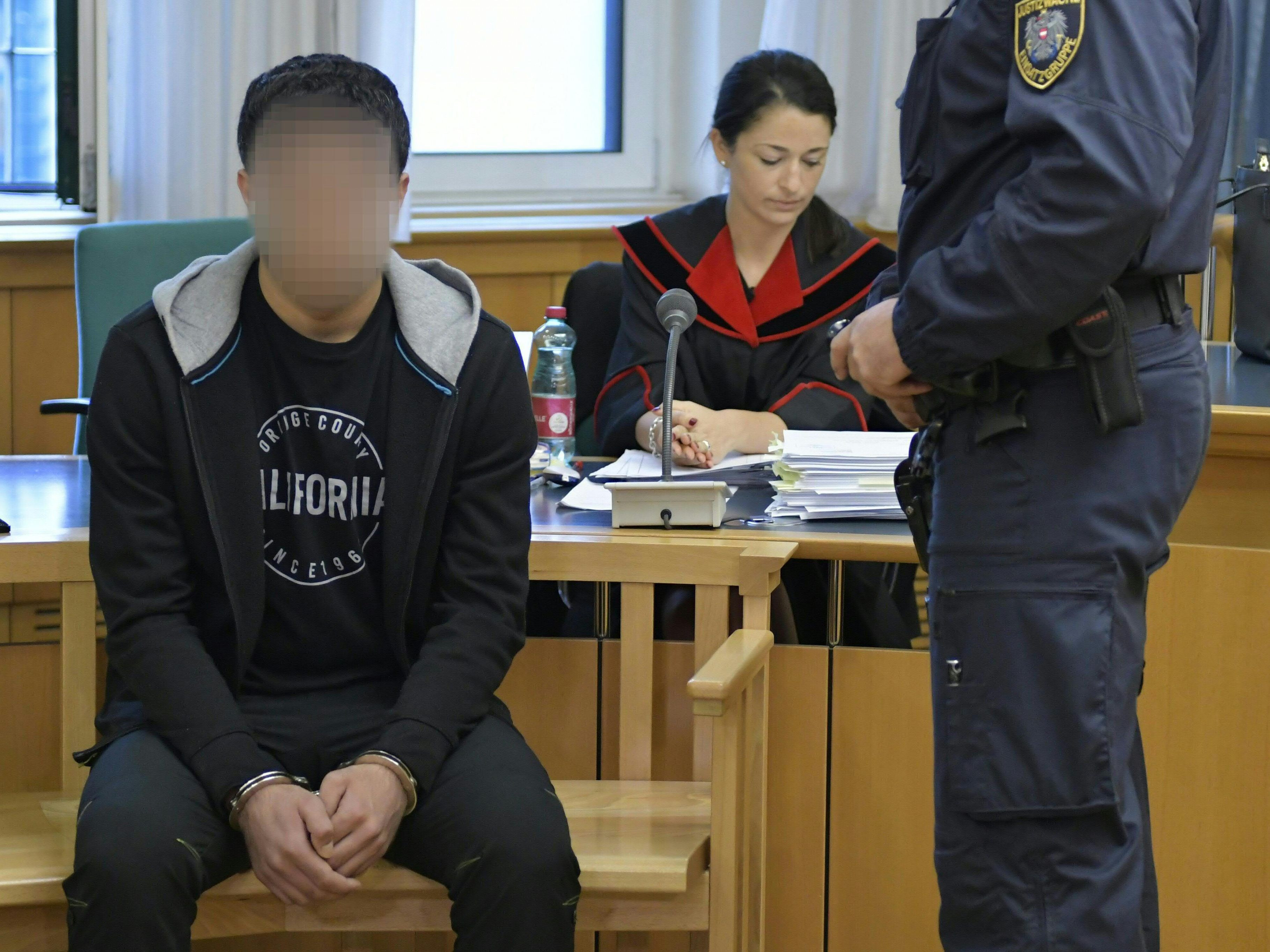 Der Afghane wurde nach der Messerattacke in Wien zu lebenslanger Haft verurteilt. Der Afghane wurde nach der Messerattacke in Wien zu lebenslanger Haft verurteilt.