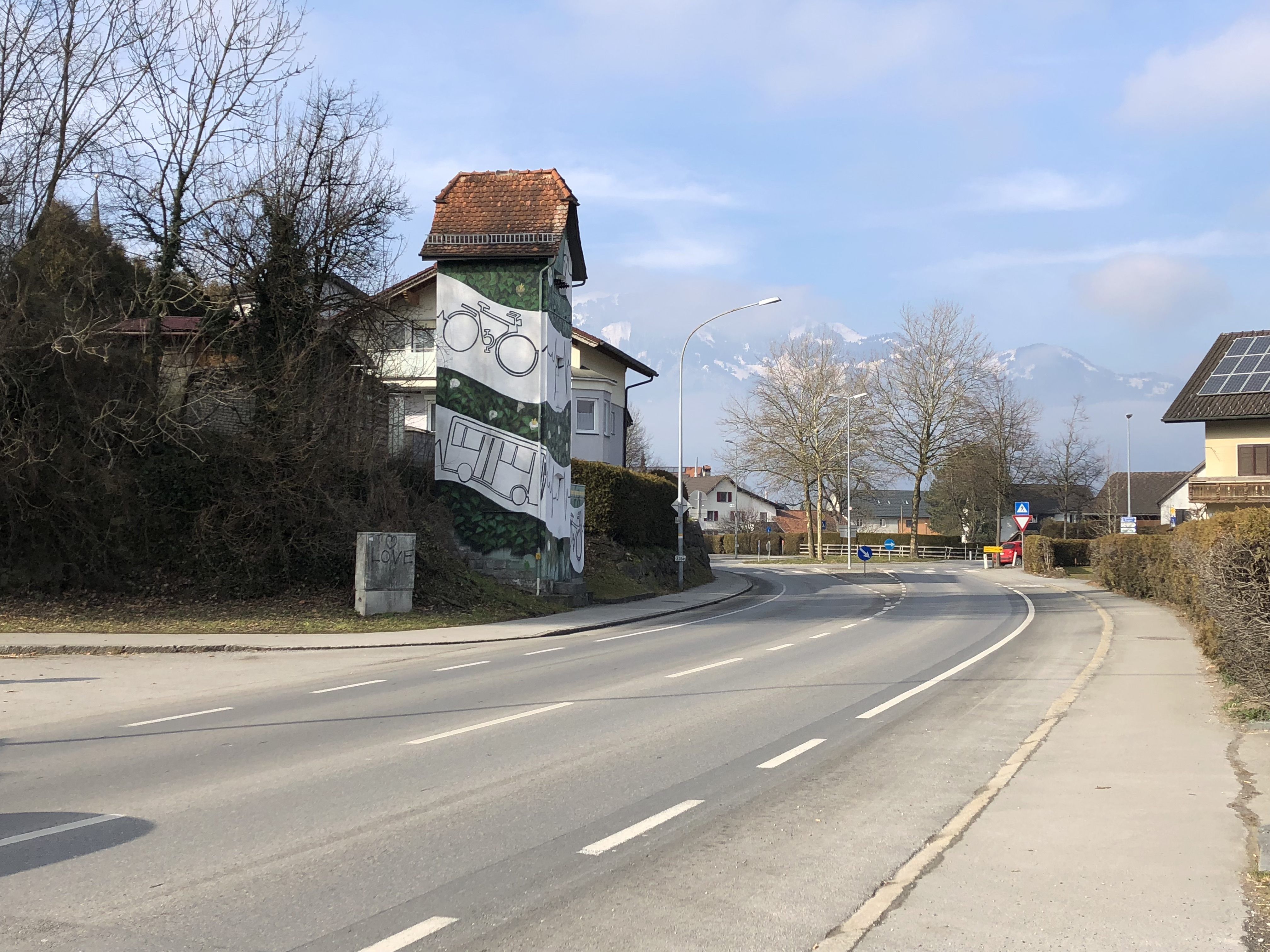 Für mehr Sicherheit wird der Gehsteig in Richtung Steinbruchgasse verbreitert, damit dieser auch für Radler befahrbar ist. Für mehr Sicherheit wird der Gehsteig in Richtung Steinbruchgasse verbreitert, damit dieser auch für Radler befahrbar ist.