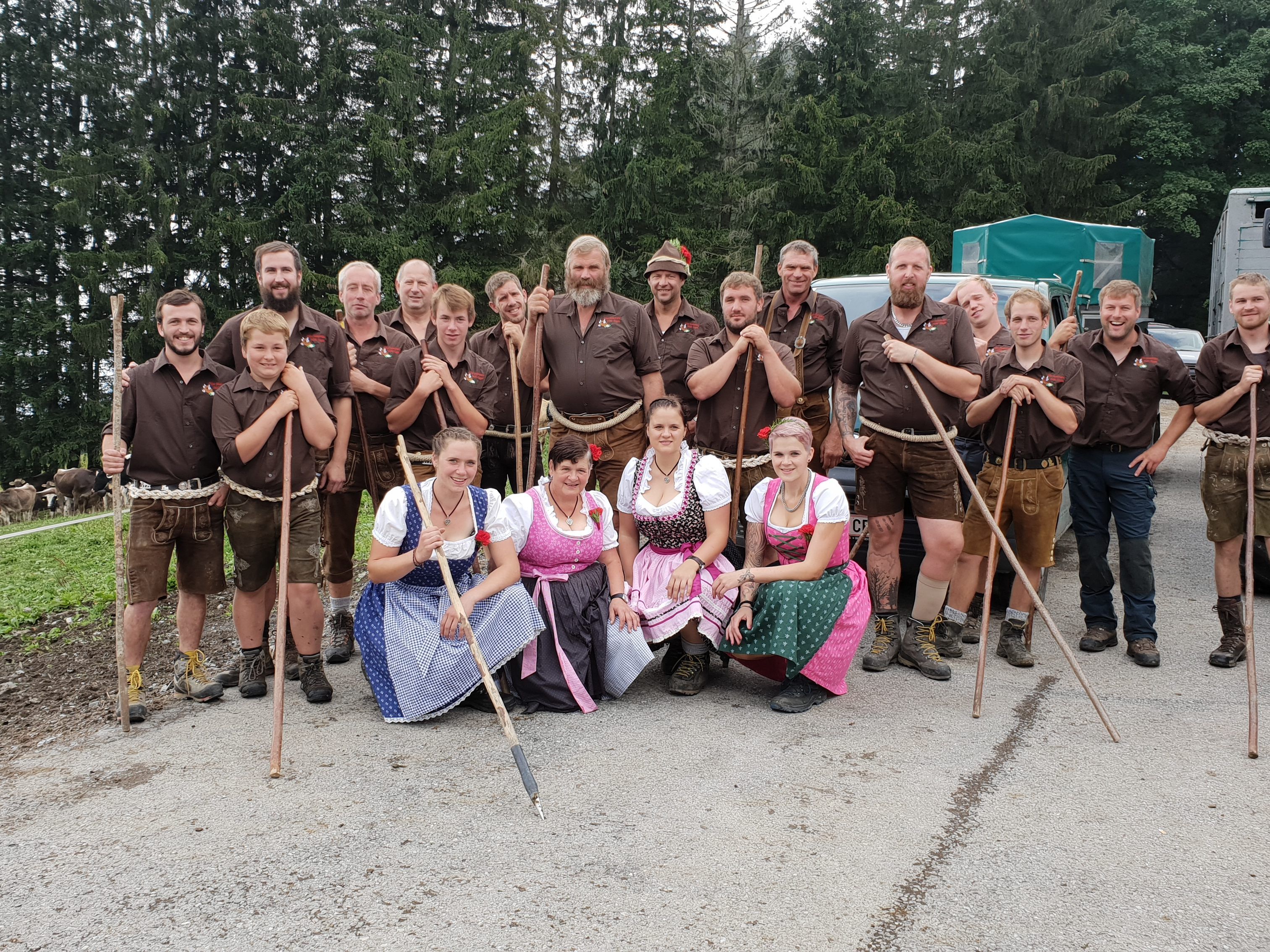 Das Älplerteam beim Alpabtrieb des Galtviehs von der Hohen Kugel. Hier befinden sie sich gerade bei der Alpe Maiensäß.