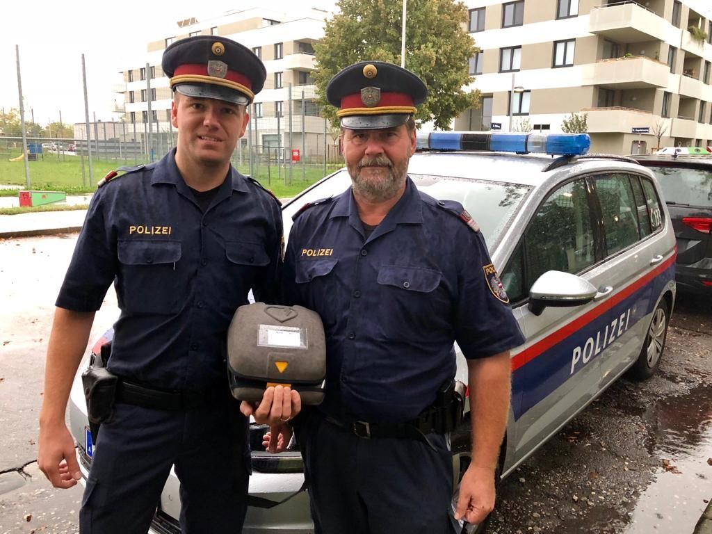 Diesen beiden Wiener Polizisten hat die Frau ihr Leben zu verdanken. Diesen beiden Wiener Polizisten hat die Frau ihr Leben zu verdanken.