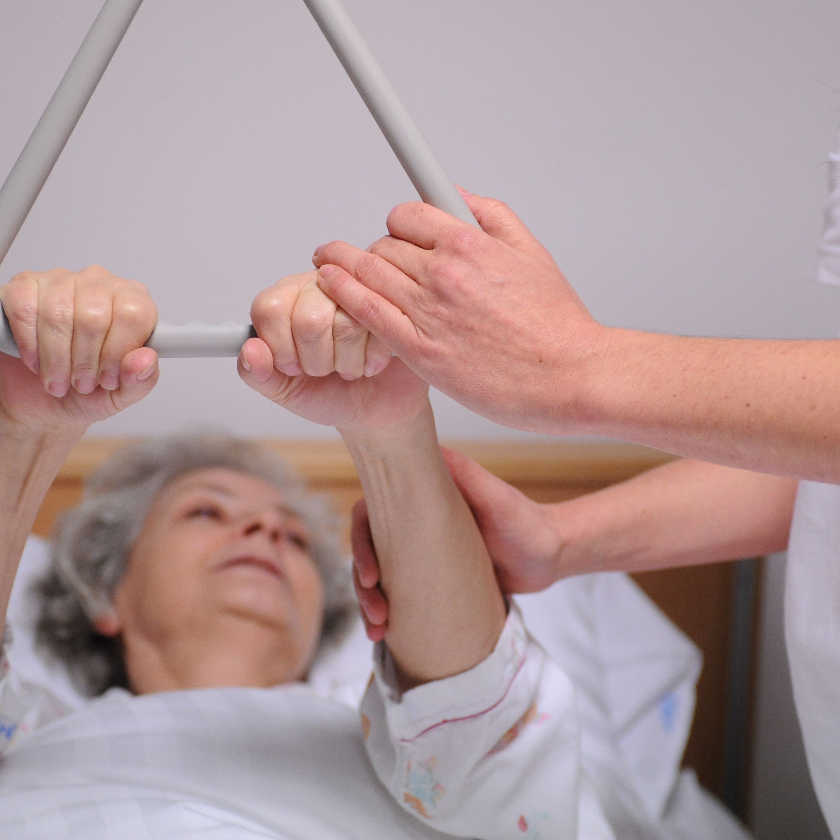 Caritas und Hilfwerk fordern einen Pflegegipfel.