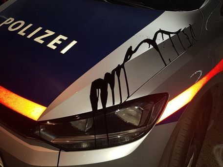 Zeugen der Sachbeschädigung sollen sich bei der Polizei melden. Zeugen der Sachbeschädigung sollen sich bei der Polizei melden.