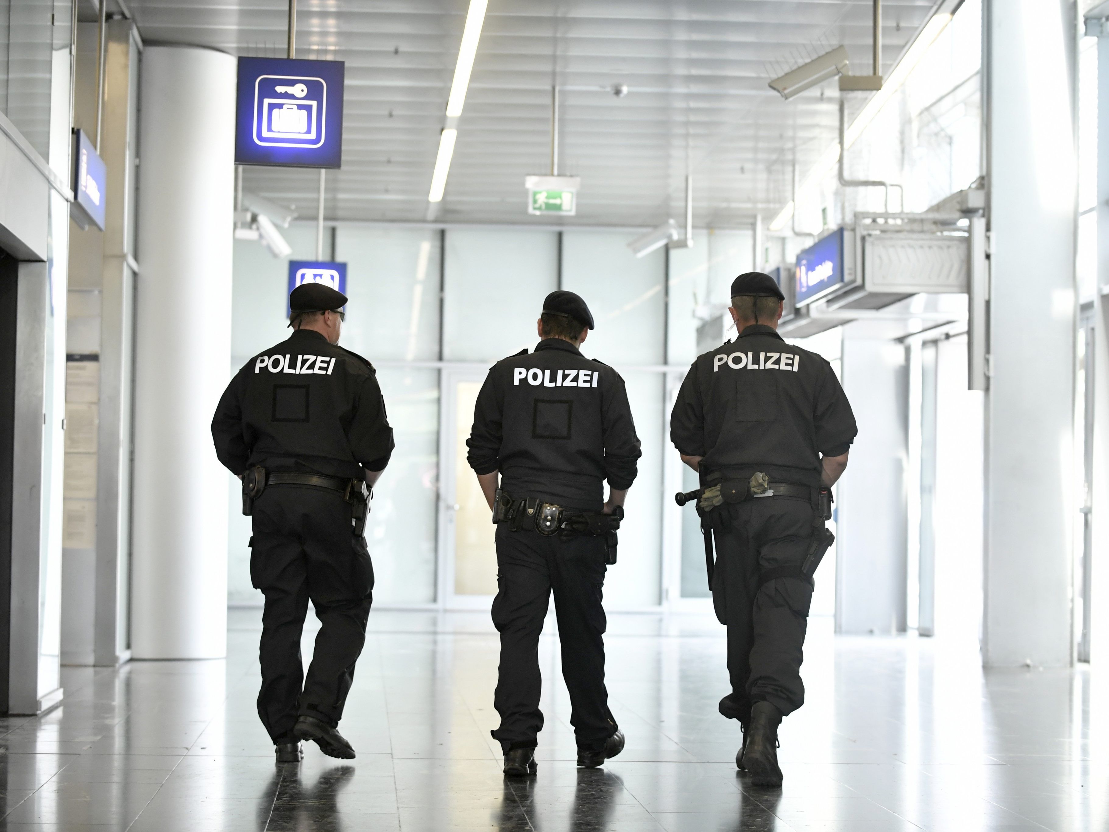 Der 20.jährige trat am Wiener Praterstern seine Freundin und attackierte Polizisten.