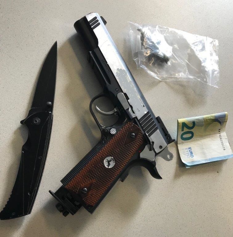 Einige Waffen konnten beschlagnahmt werden. Einige Waffen konnten beschlagnahmt werden.