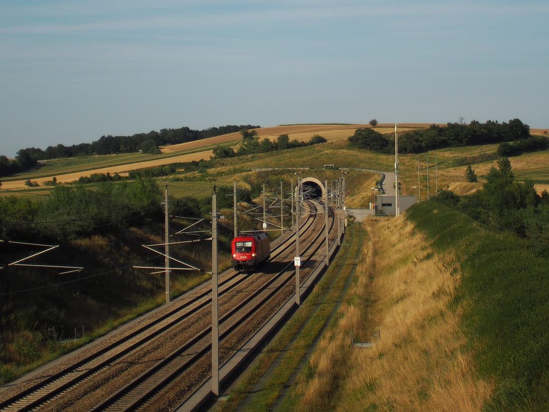 Der Zug pendelt zwischen Wien und Bratislava.