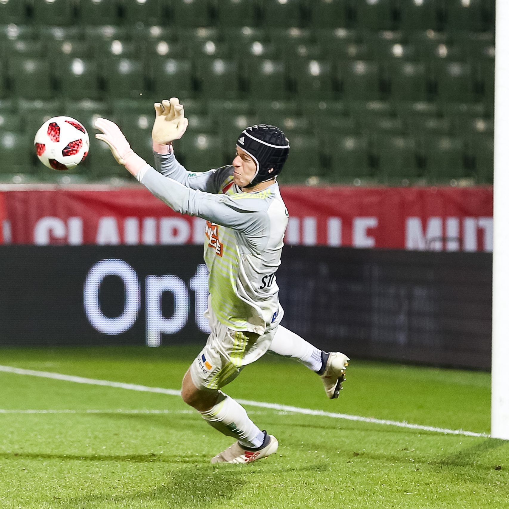 Rapid-Tormann Strebinger hält den letzten Elfer.