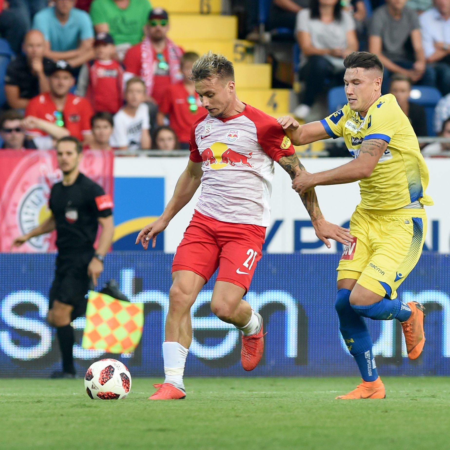 Stefan Stangl (l.) traf für Red Bull Salzburg zum 1:3.