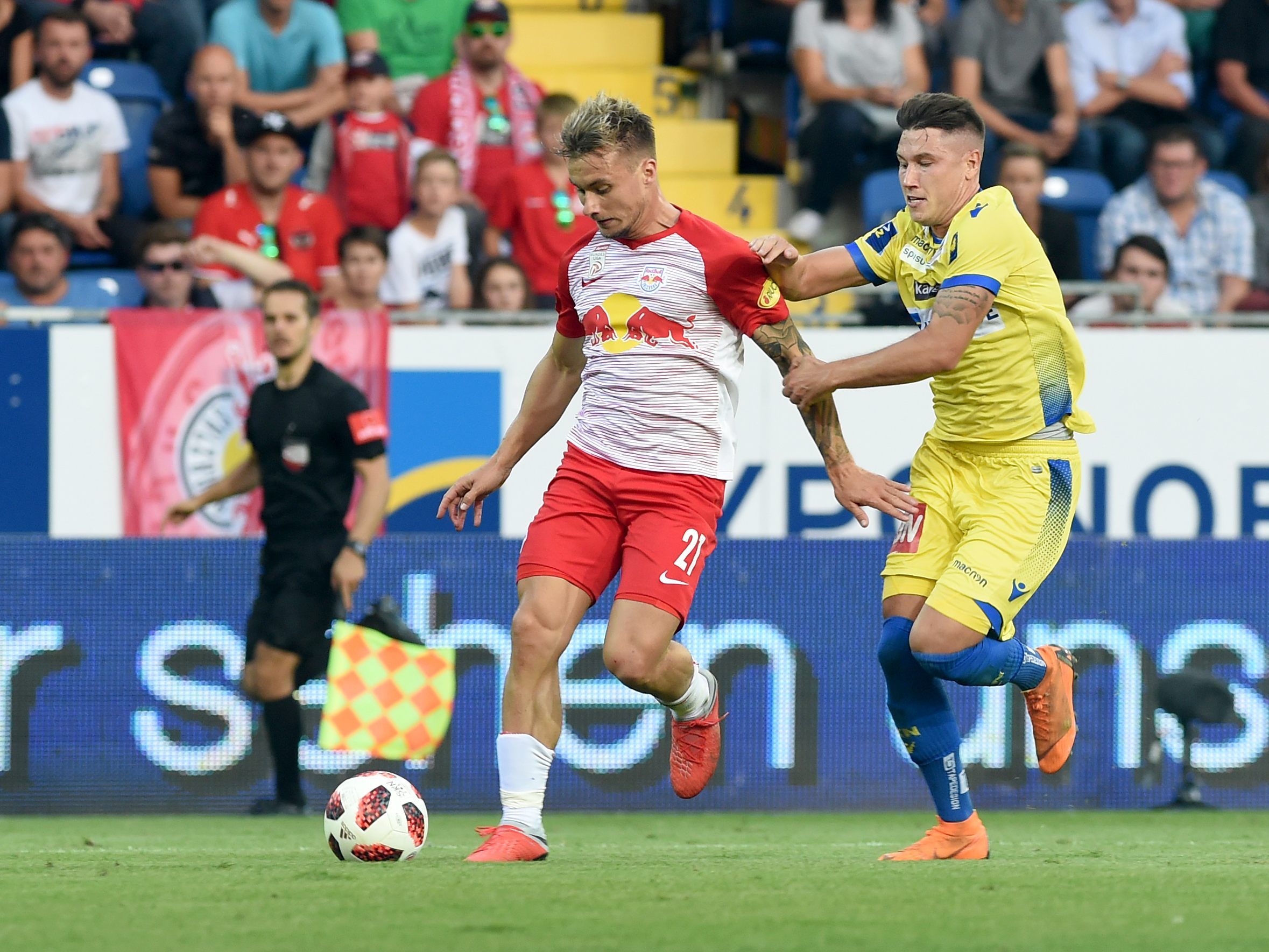 Stefan Stangl (l.) traf für Red Bull Salzburg zum 1:3. Stefan Stangl (l.) traf für Red Bull Salzburg zum 1:3.