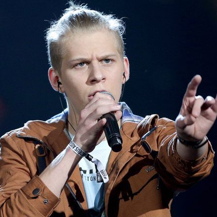 Thorsteinn Einarsson gibt ein Konzert in der Wiener U-Bahn.