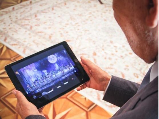 Der Bundespräsident hat die Akrobatikgruppe zu sich in die Hofburg eingeladen.