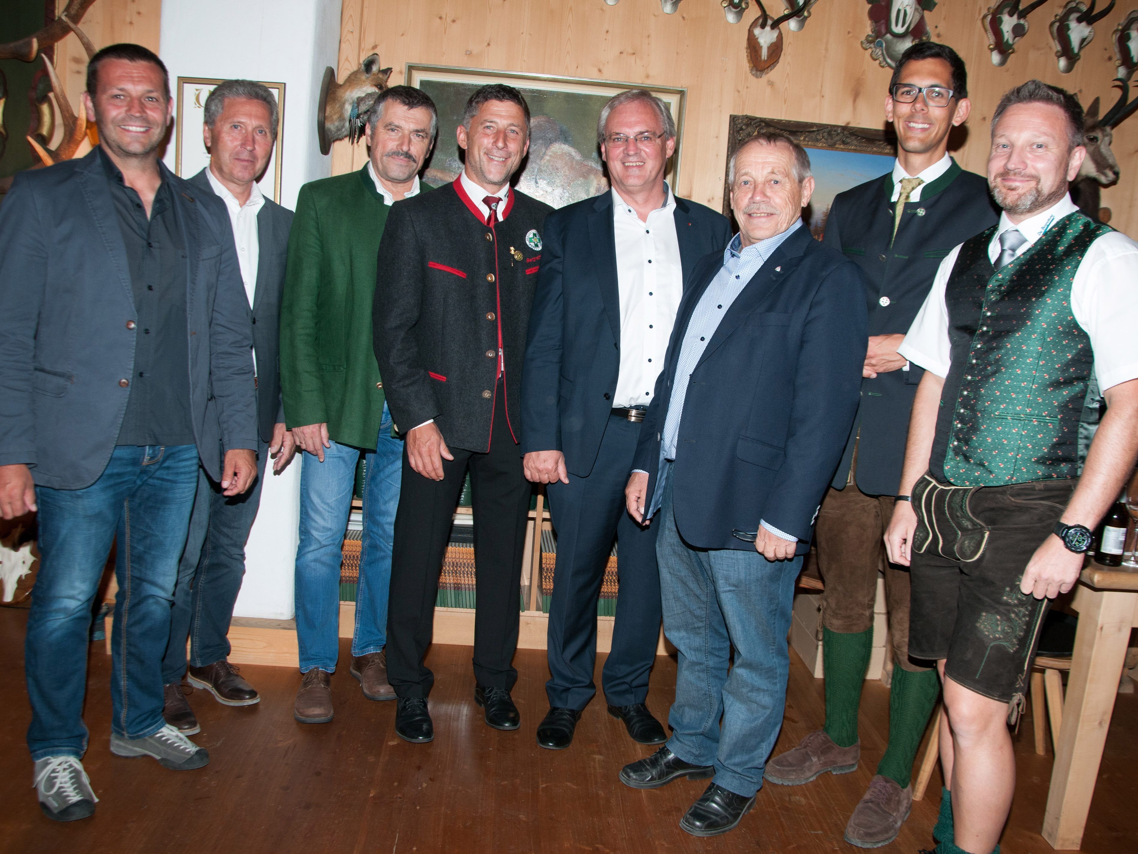 Landtagspräsident Harald Sonderegger bedankt sich stellvertretend für die Vorarlberger Bevölkerung bei den Bergrettern.