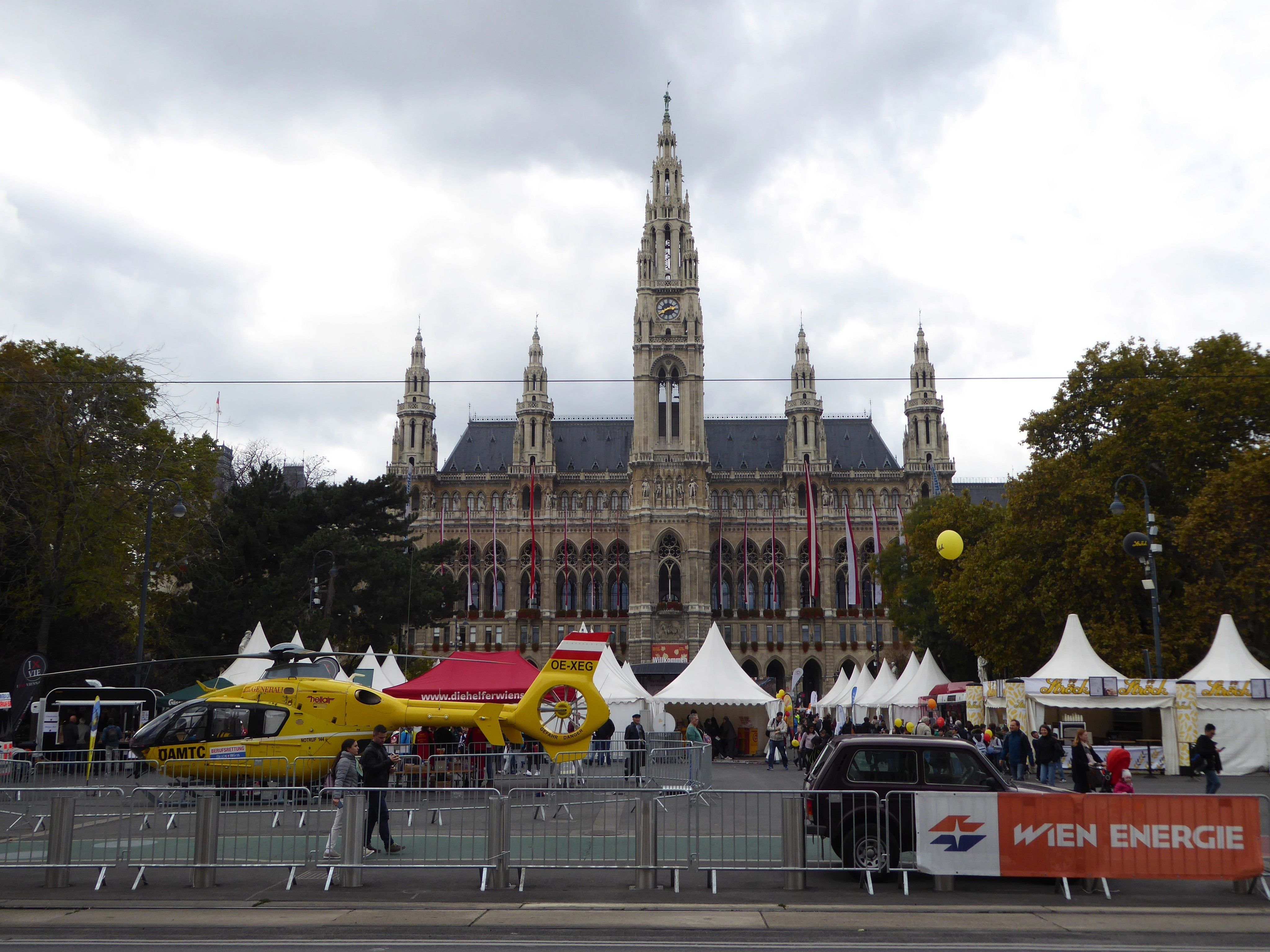 Das Wiener Sicherheitsfest findet noch bis zum 26. Oktober am Wiener Rathausplatz statt. Das Wiener Sicherheitsfest findet noch bis zum 26. Oktober am Wiener Rathausplatz statt.
