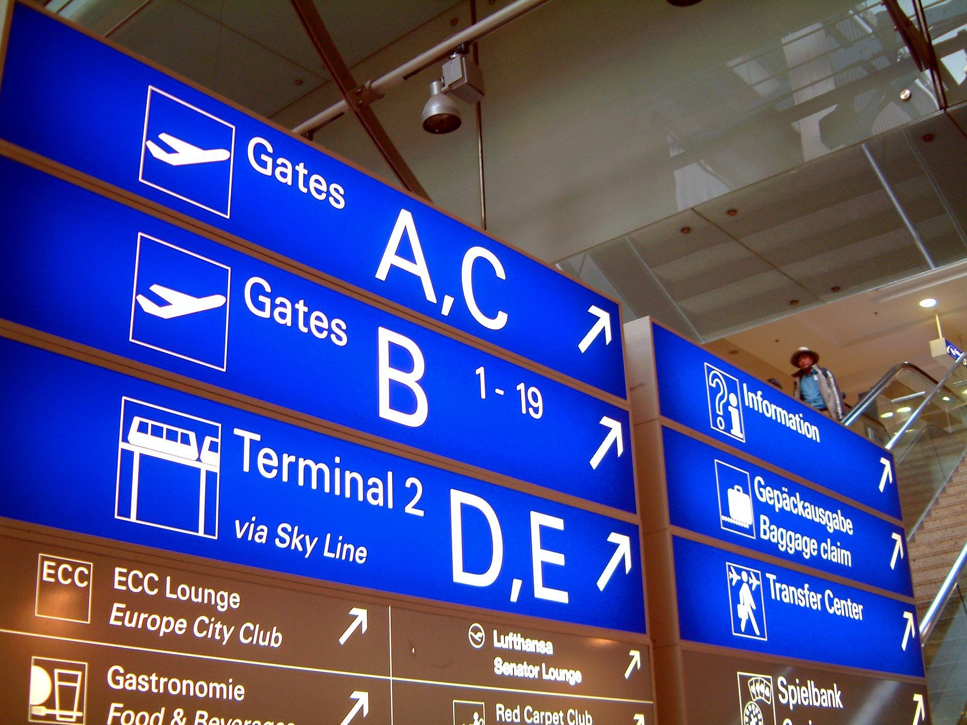 Eltern haben ihre Tochter am Flughafen in Suttgart vergessen.