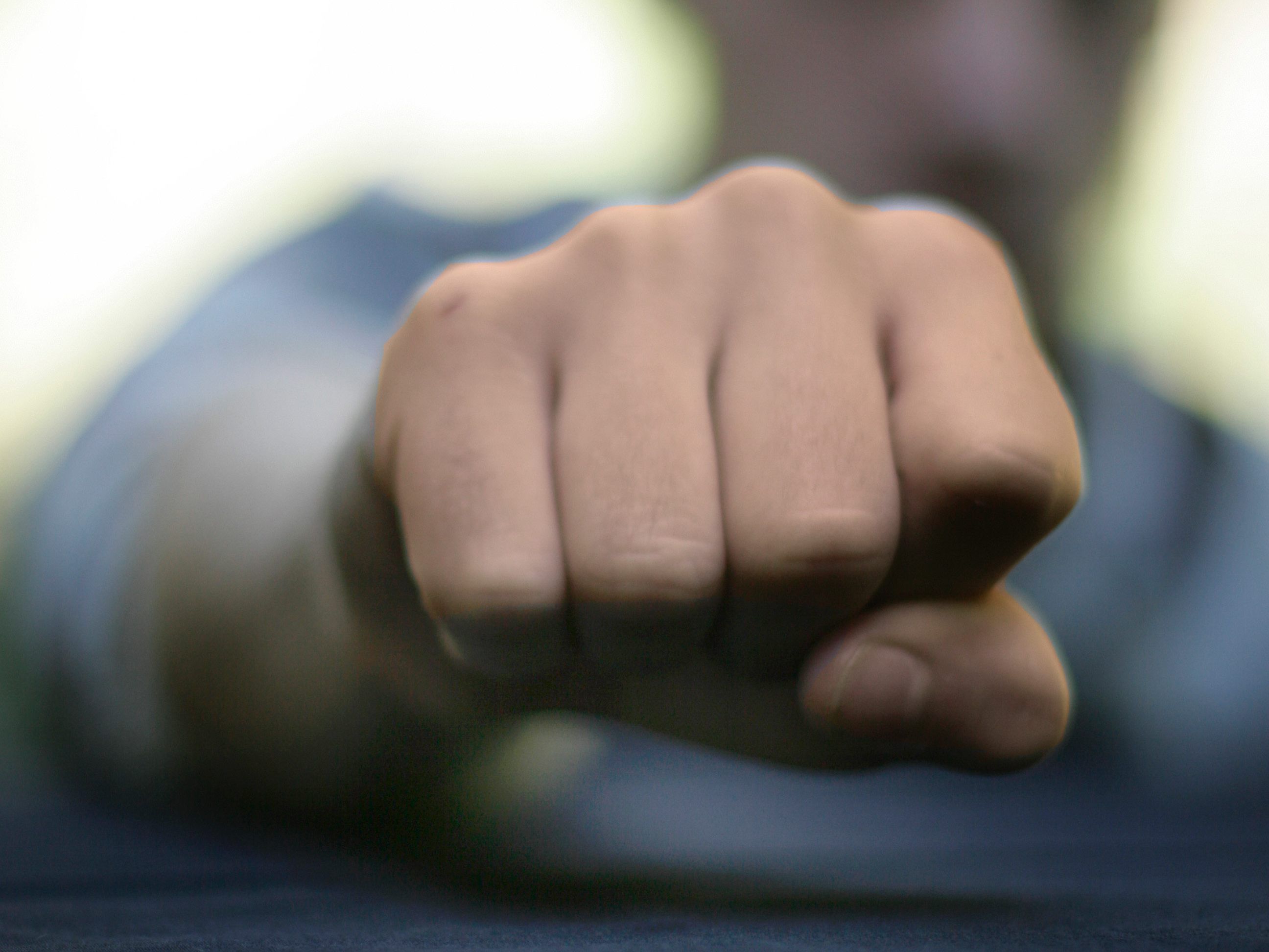 Der Fahrzeuglenker wurde verprügelt.