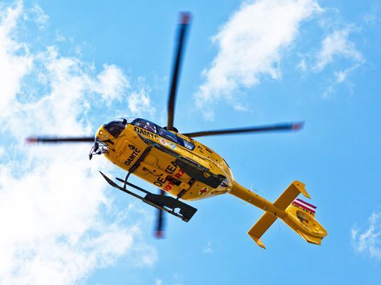 Der Verletzte wurde mit dem Notarzhubschrauber in ein Krankenhaus gebracht. Der Verletzte wurde mit dem Notarzhubschrauber in ein Krankenhaus gebracht.