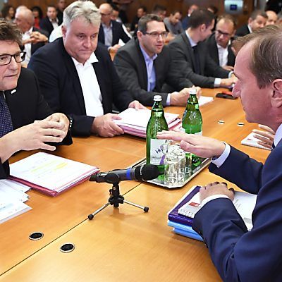 Die Arbeitnehmer fordern ein Lohn-/Gehaltsplus von 5 Prozent